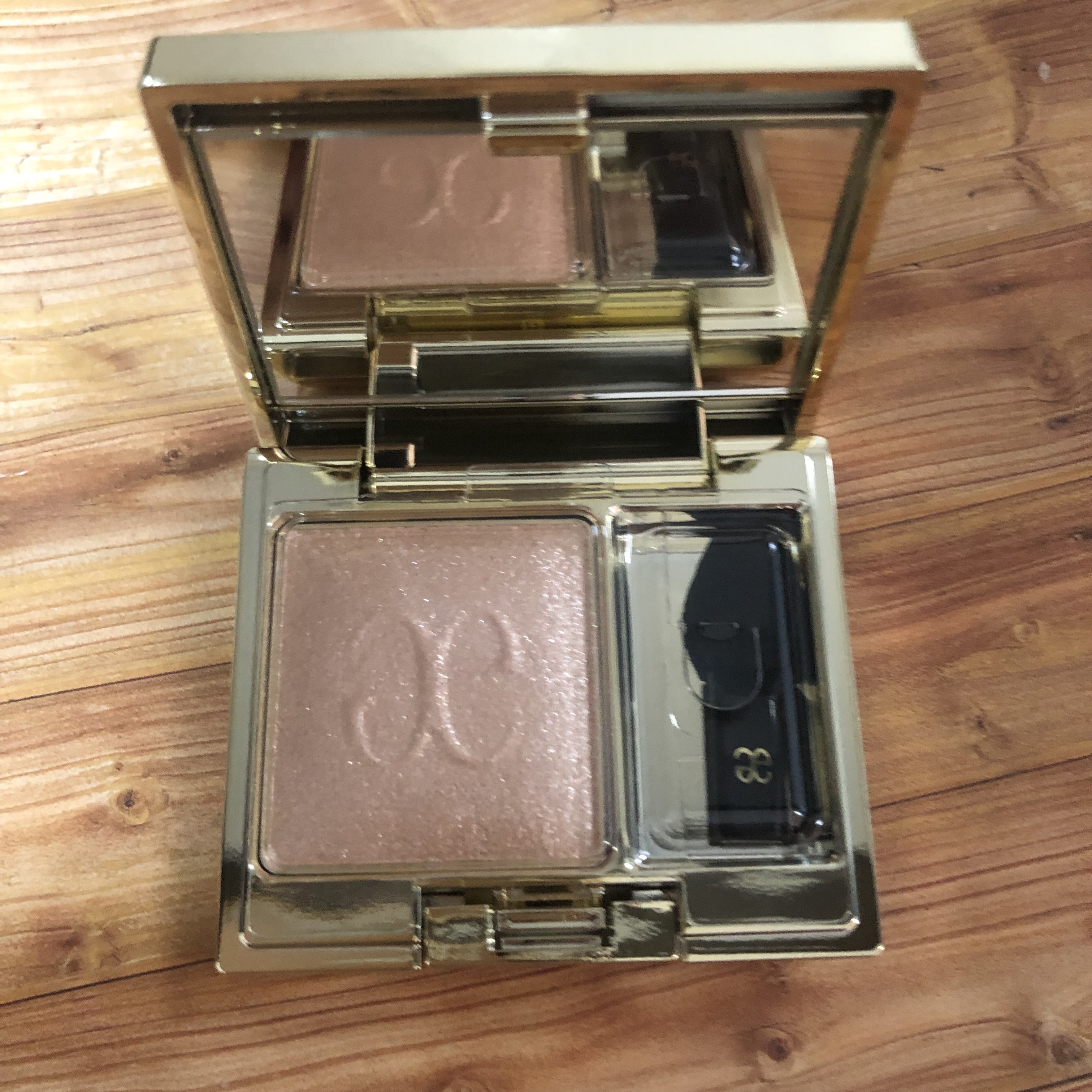 プレジールアイズ/Elégance/単色アイシャドウを使ったクチコミ（1枚目）