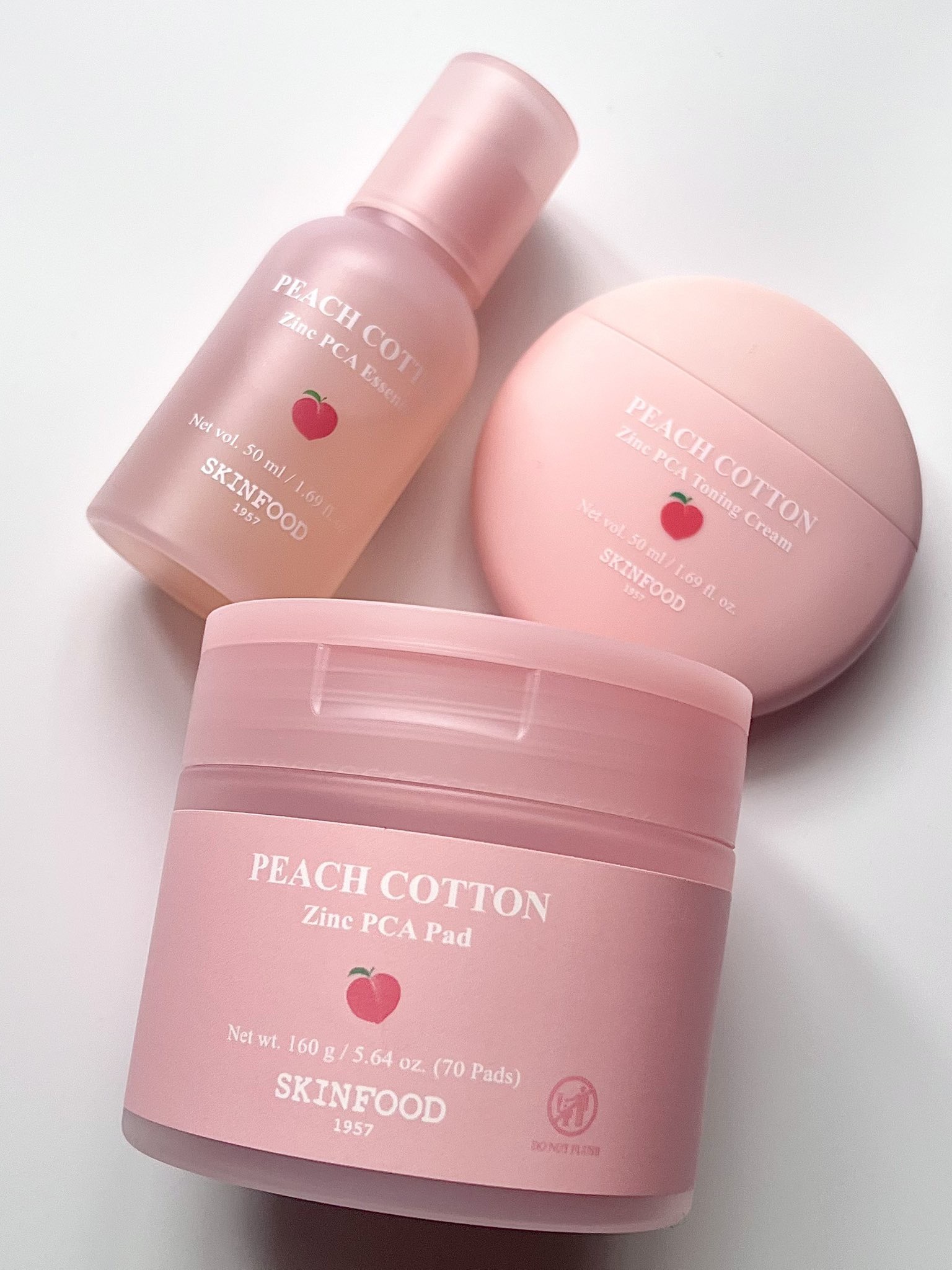 SKINFOODの新作ピーチコットンラインが日本にも上陸🍑🤍

ピーチコットンジングPCAパッド・エッセンス・トーニングクリームの3点で皮脂ケアをしてメイクヨレ防止に☀︎

パッドの形が🍑でかわいすぎる…🥹

パッドが桃みたいな形で