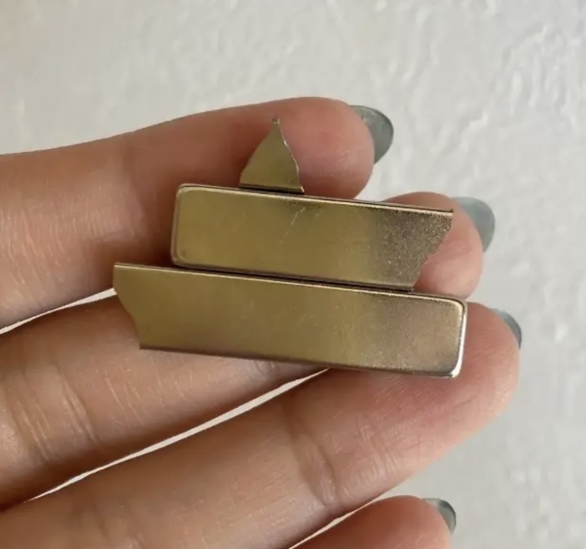 マグネットの取り扱い気をつけて。。

ネイル工房で購入したマグネットですが
他の磁石に勢いよく寄っていって
われてしまいました😭

フレンチをするときにかなり使えるので
ショックでした😭

とりあえず短くて使い物にならないので
新しいの