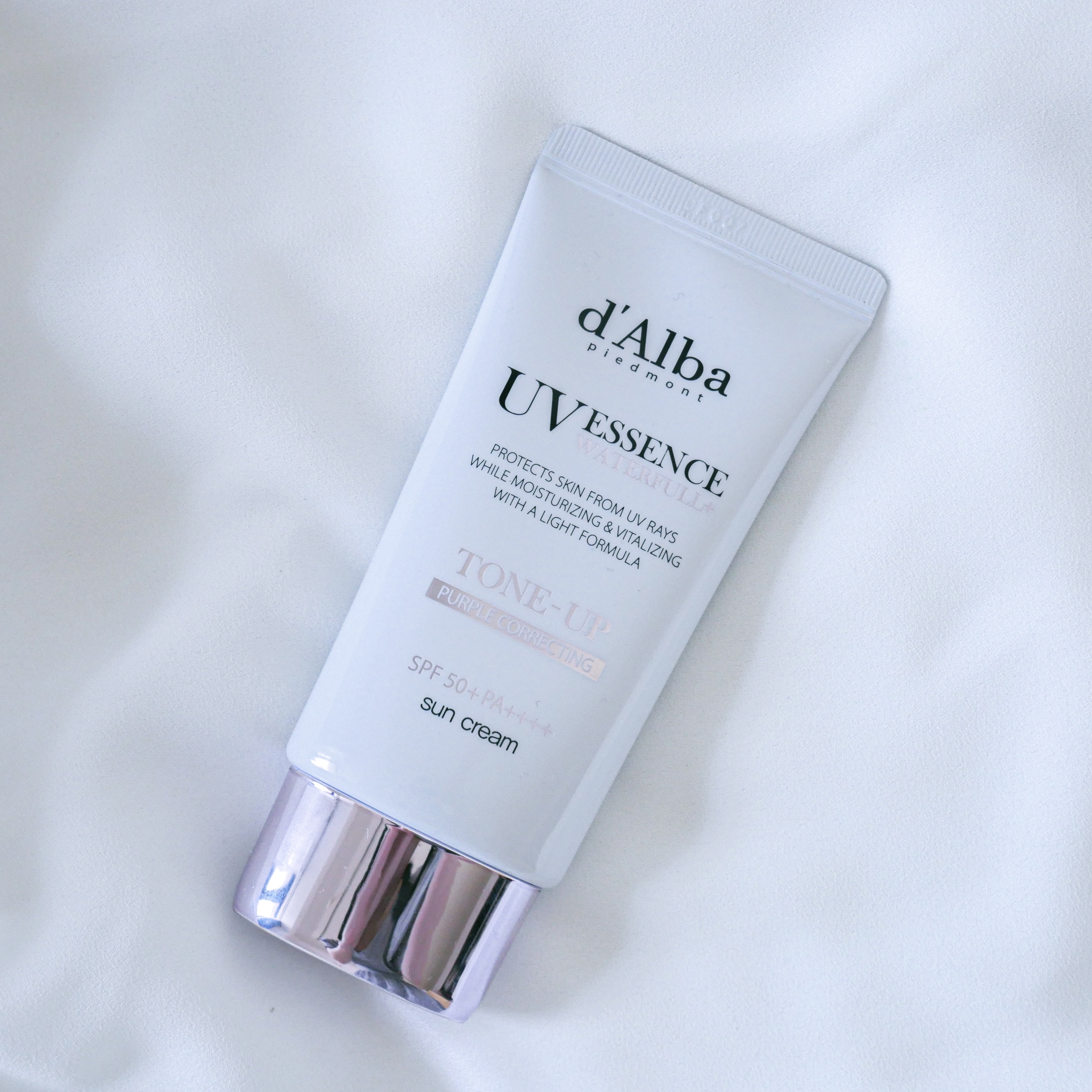 これはかなり優秀！まずテクスチャーは水分感たっぷりのエッセンスみたいにみずみずしくて、日焼け止め特有のきしみや重さが全然ありません。スッと伸びて肌にフィットし、軽いのにしっかり保湿されている感じが心地いいです。ラベンダーのカラーコントロール