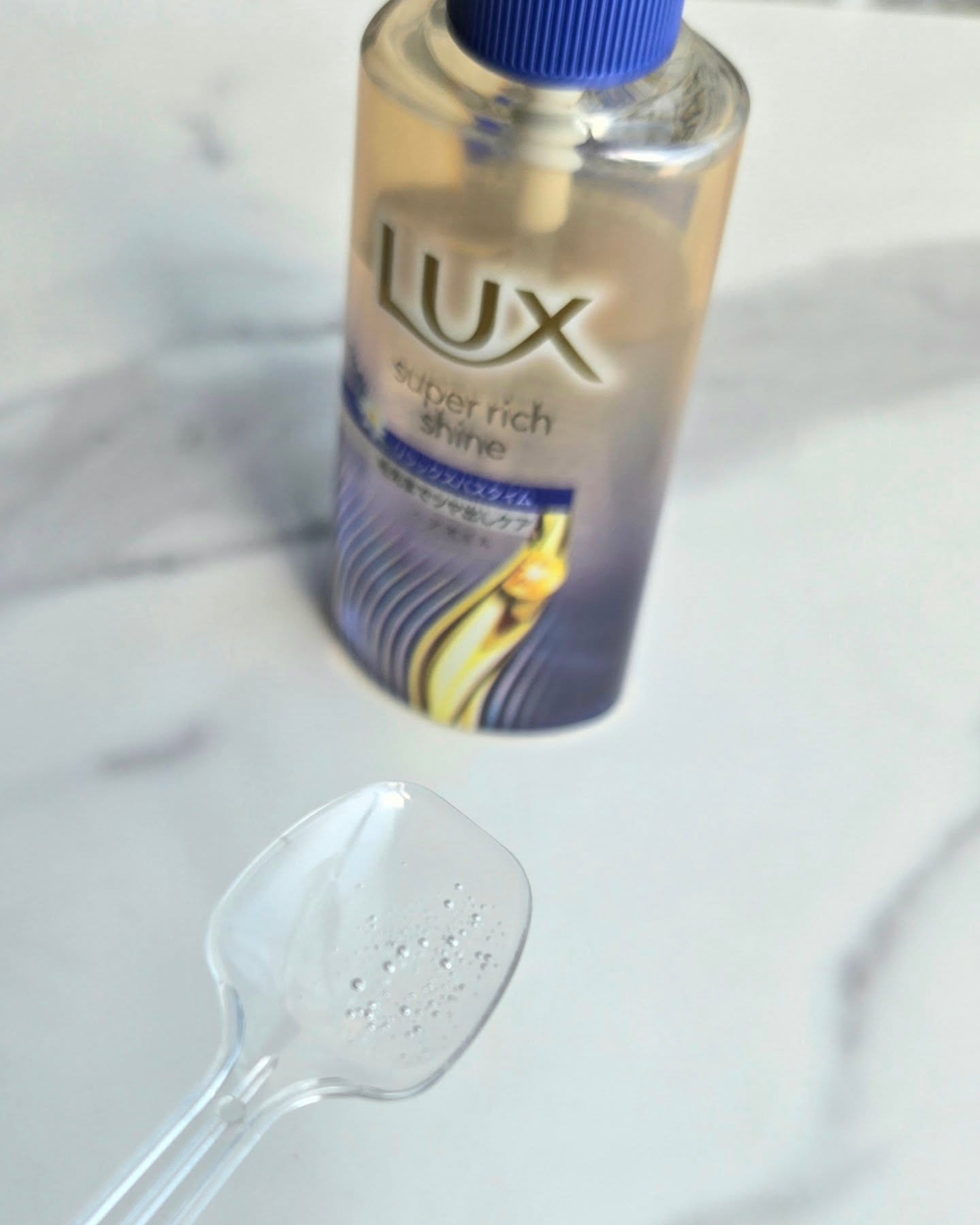 ラックス　スーパーリッチシャイン リラックスナイトケア　まとまりヘアオイル/LUX/ヘアオイルを使ったクチコミ（3枚目）