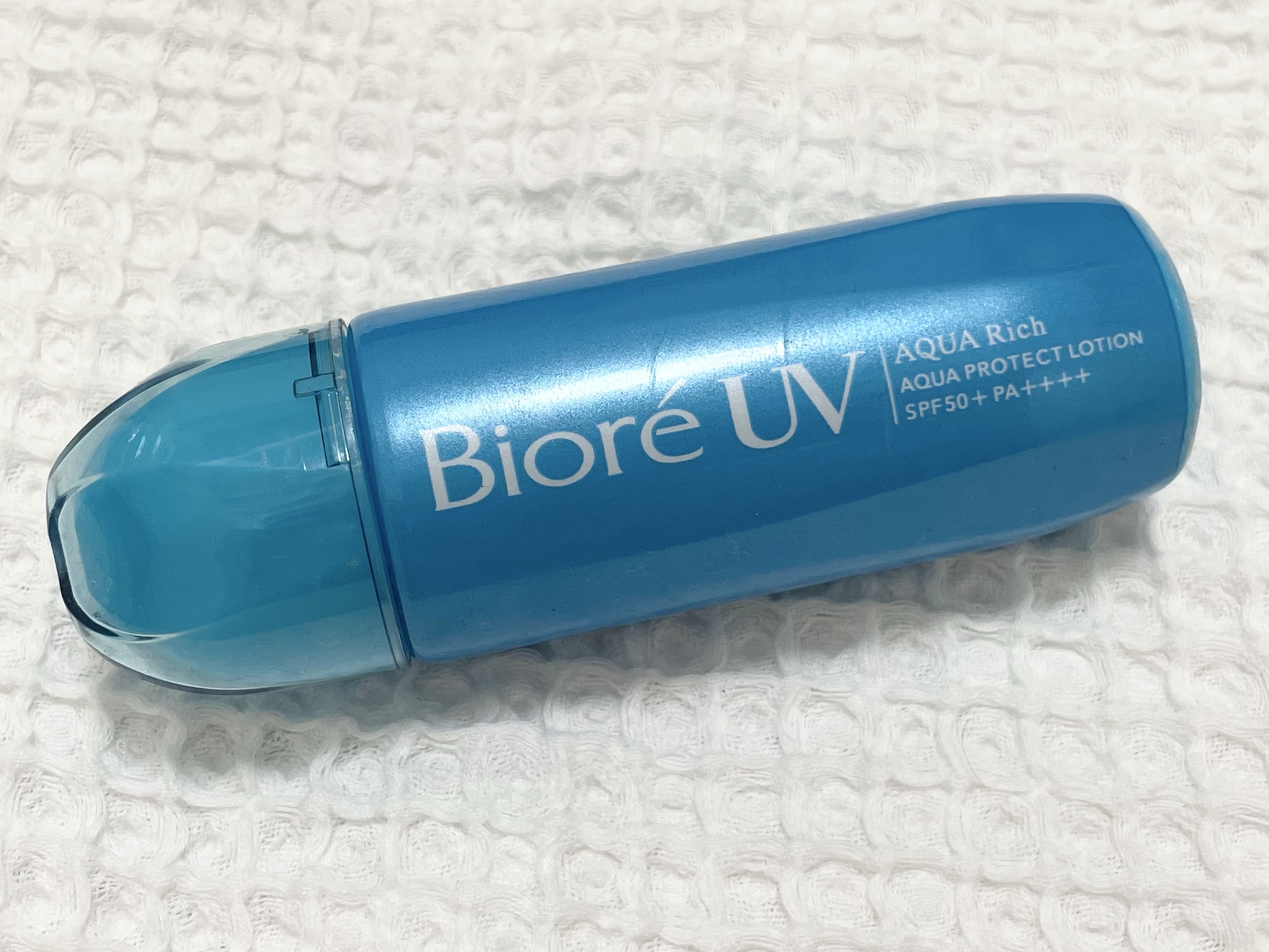 

ビオレUV アクアリッチ 
アクアプロテクトローション

✄--------------------------‐✄

サラッとした液で､ピタッと密着してくれる塗り心地
最初は結構ベタつくなぁと感じたのですが､少し時間を置くと馴染んで嫌