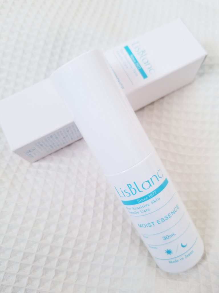 厳選の植物エキスを配合し、もっちりとした理想の肌へ導く美容液。

とろみのあるみずみずしいテクスチャー。
使用感はとてもシンプルで、重すぎず軽すぎず、スッと肌に馴染み、内側からふっくらするような保湿感があります。

朝のメイク前でも使いやす