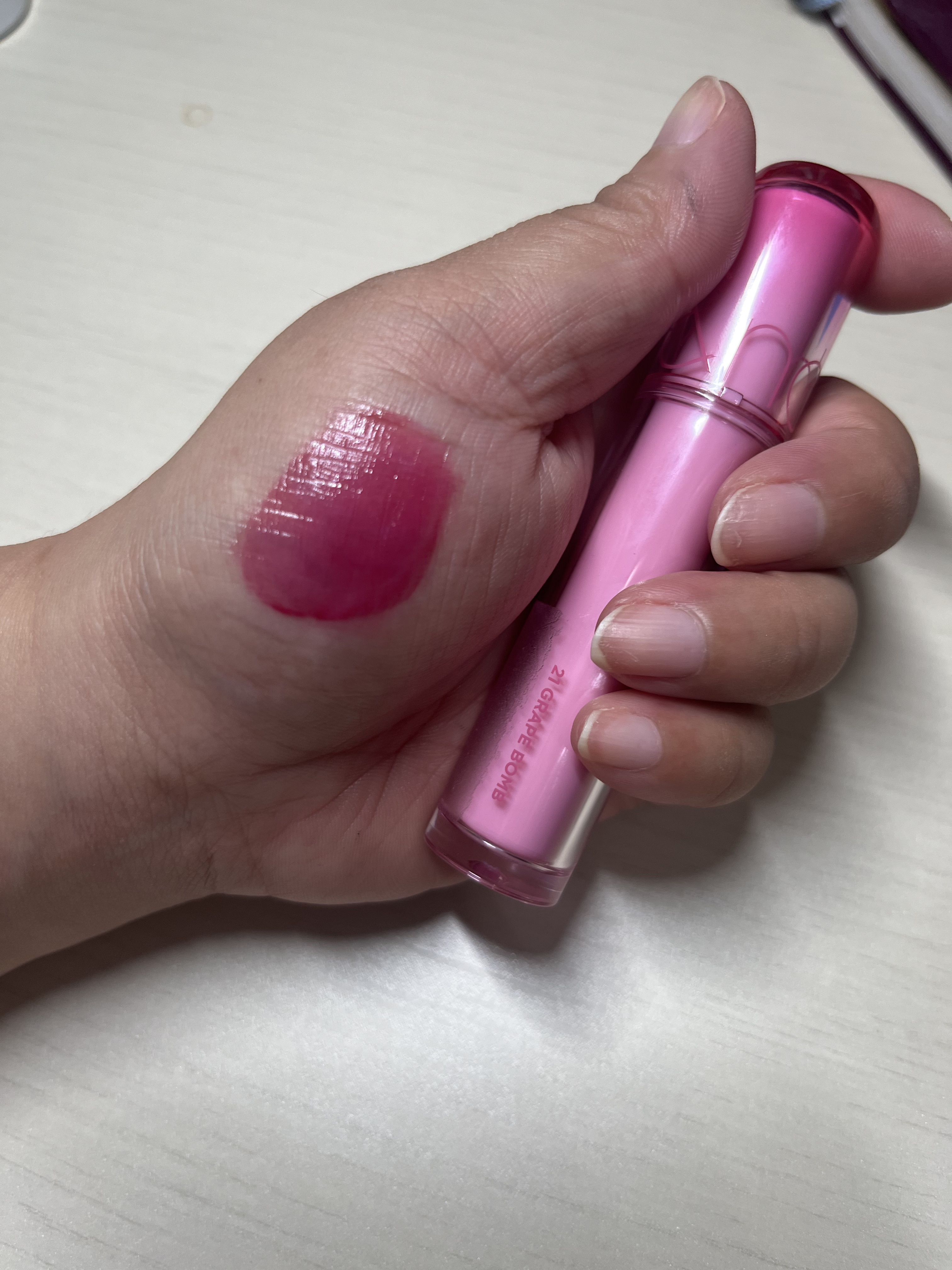 ザ ジューシーラスティングティント 21 グレープボム/rom&nd/リップティントを使ったクチコミ（2枚目）