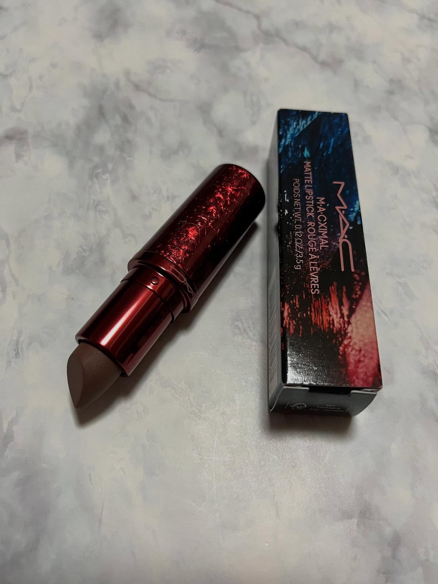 M·A·C NOCTURNAコレクションの
M・A・C
マキシマル シルキー マット リップスティック
ストーン

サテンの新色ストーンとこの限定ストーンどっちにしようか迷ったけど
使いやすそうなマットにした❤️
限定だしね💦
人気みたい