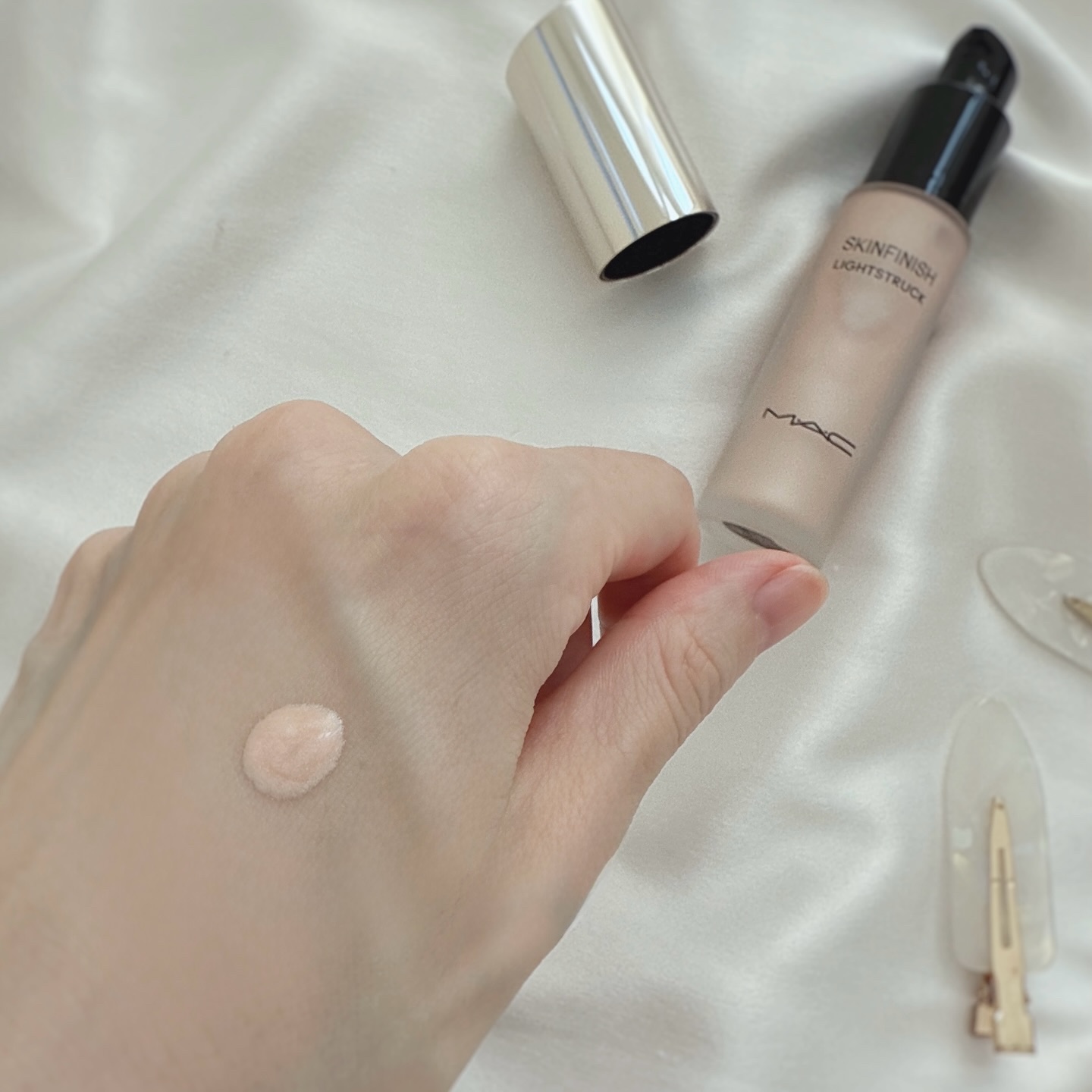 スキンフィニッシュ ライトストラック リキッド ハイライター/M・A・C/リキッドハイライトを使ったクチコミ（2枚目）