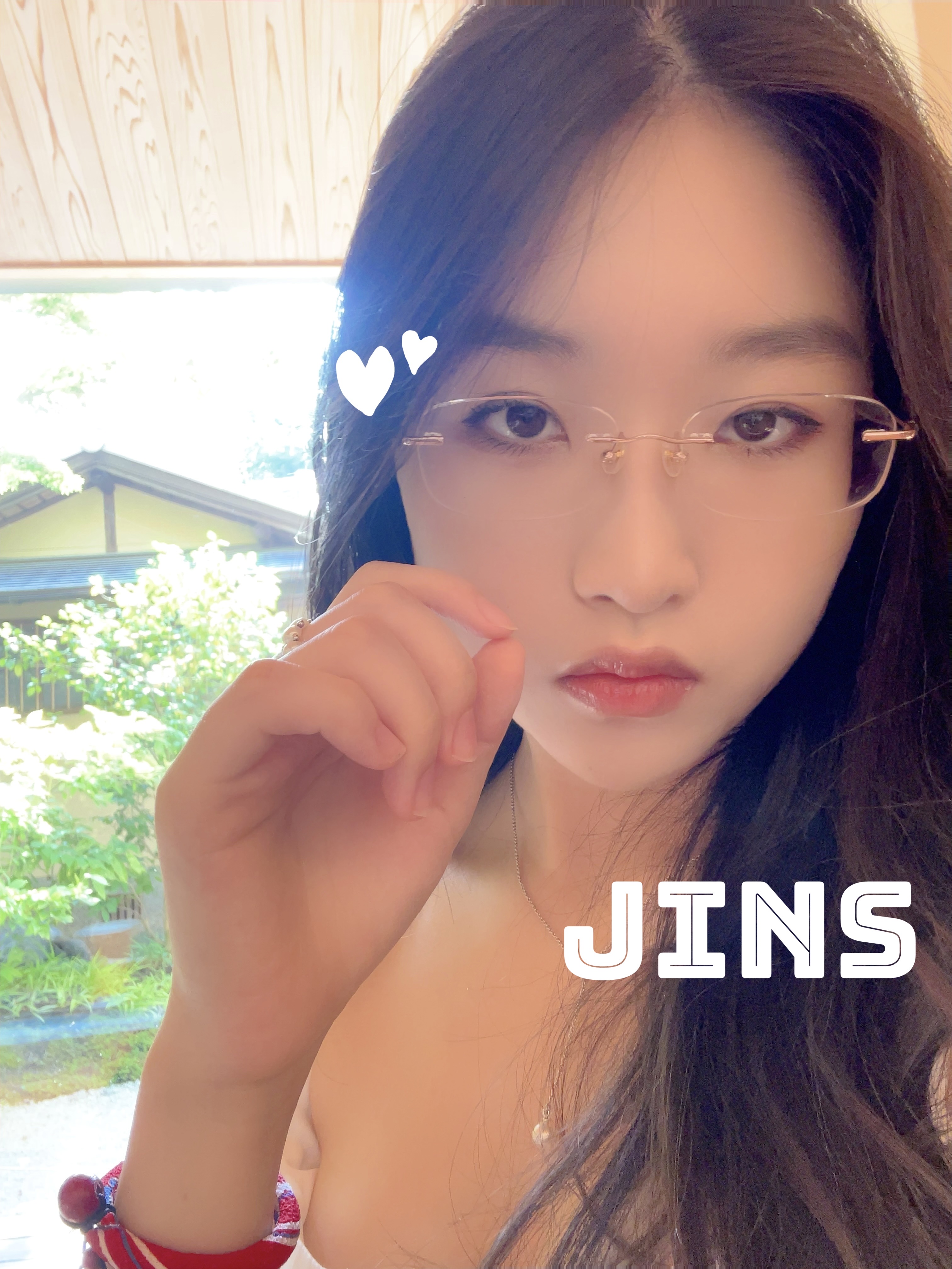 JINSの新作メガネお迎えしました👓✨
かけた瞬間、雰囲気がふわっと変わってちょっと大人っぽい気分に…🥰
ナチュラルメイクでも透明感が出て、光に当たるとツヤツヤに見えるのがすごくお気に入り💖
外の景色と一緒に写真撮ったら、ますます気分