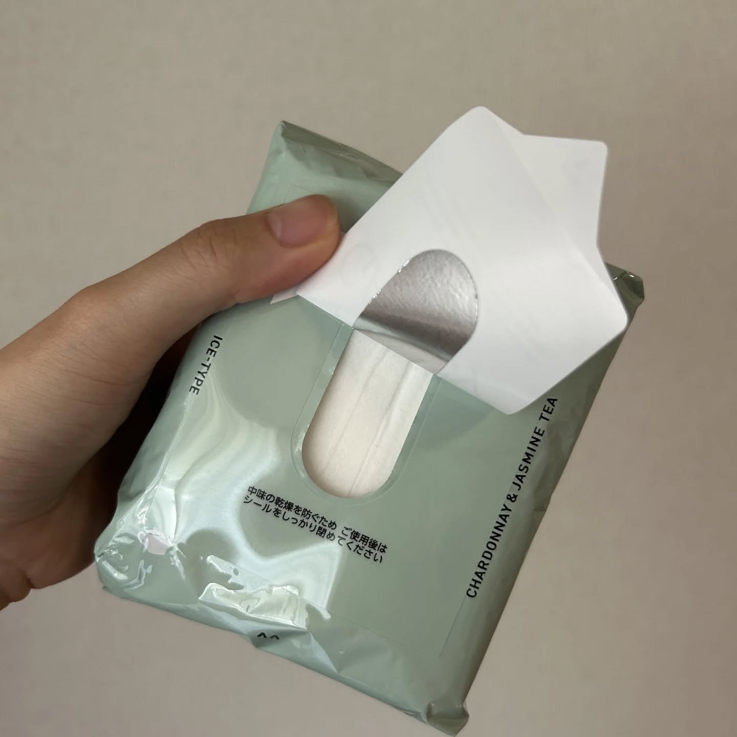 アイスボディペーパー シャルドネ&ジャスミンティー/ギャツビー/ボディシートを使ったクチコミ（2枚目）