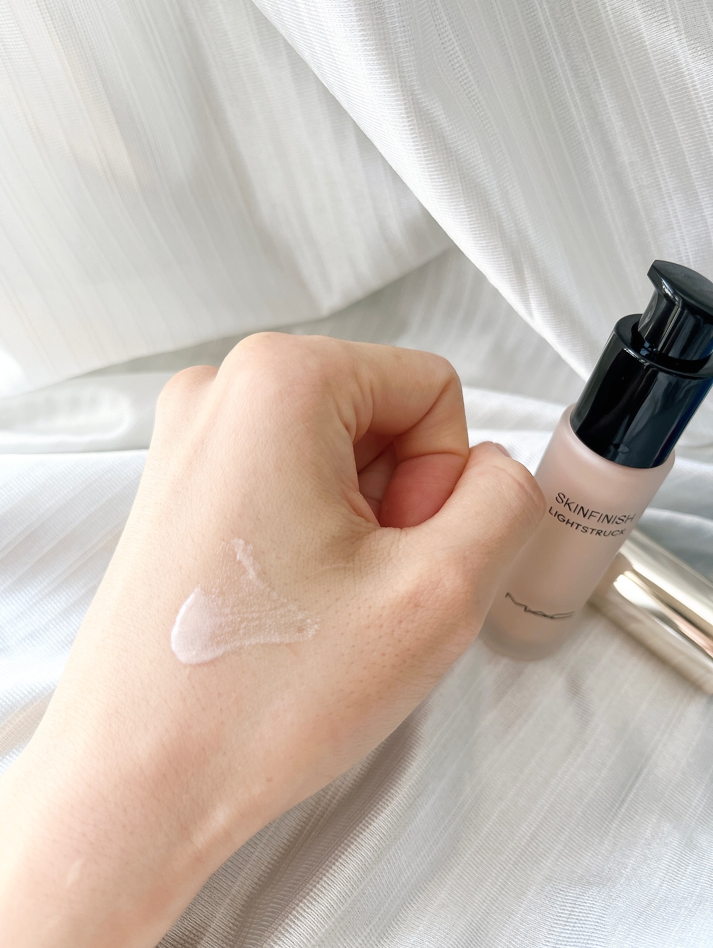 スキンフィニッシュ ライトストラック リキッド ハイライター/M・A・C/リキッドハイライトを使ったクチコミ（3枚目）