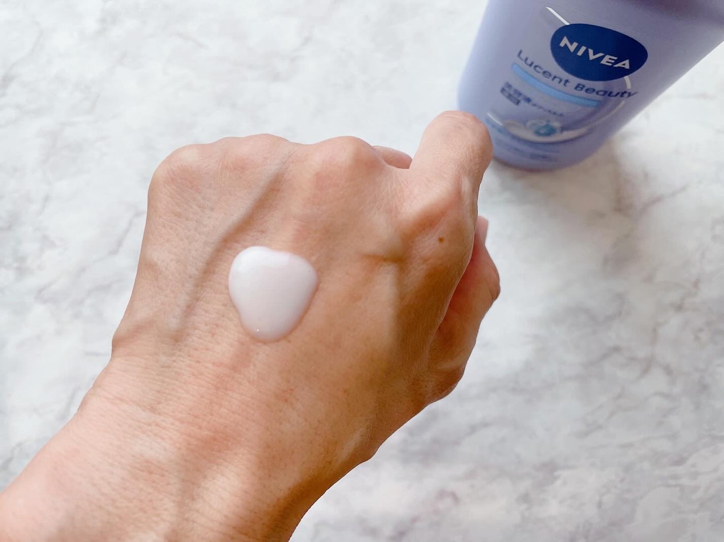 【医薬部外品】ニベア ルーセントビューティ シルクブライトニング ブライトニング美容液ボディミルク/ニベア/ボディミルクを使ったクチコミ(2枚目)