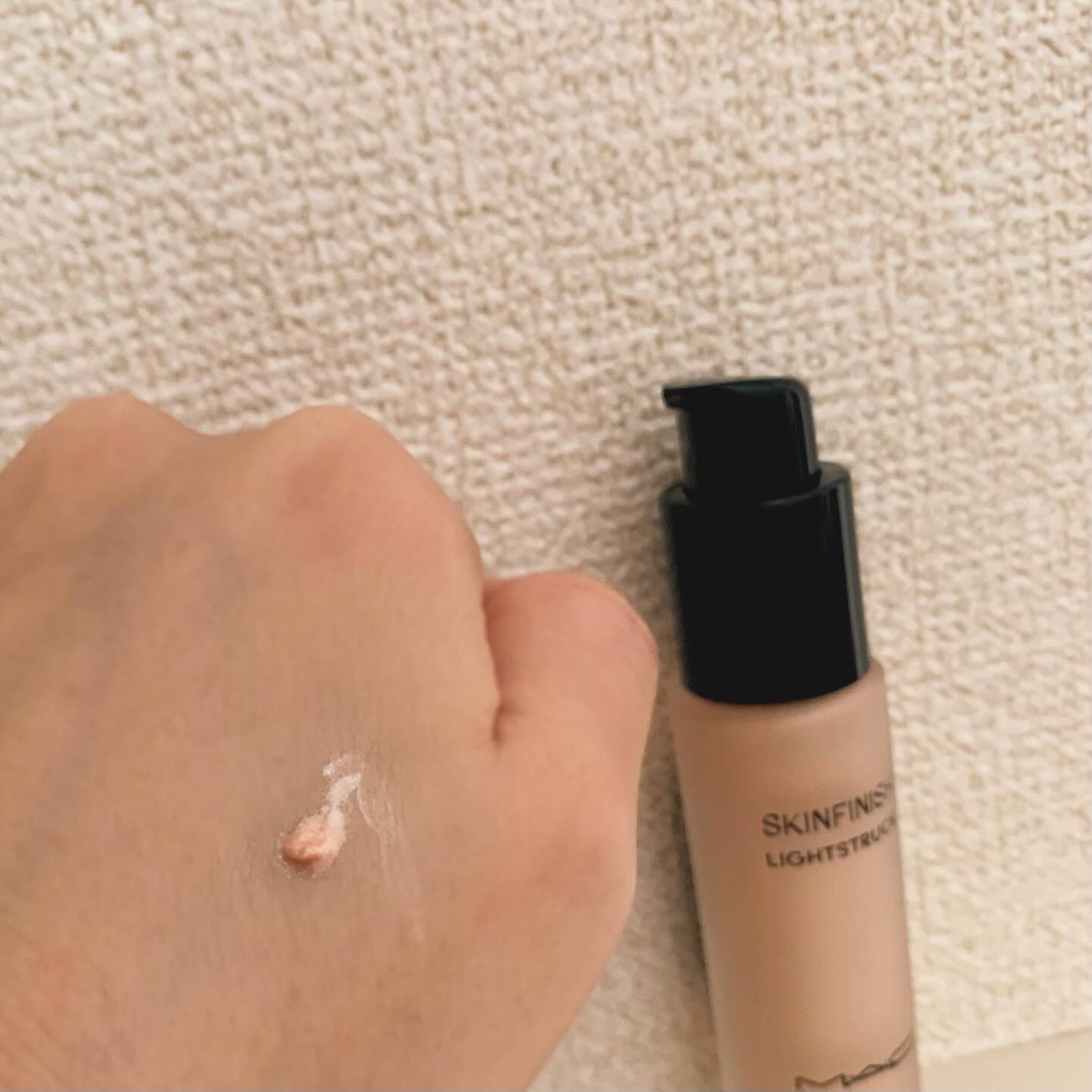 スキンフィニッシュ ライトストラック リキッド ハイライター/M・A・C/リキッドハイライトを使ったクチコミ(2枚目)