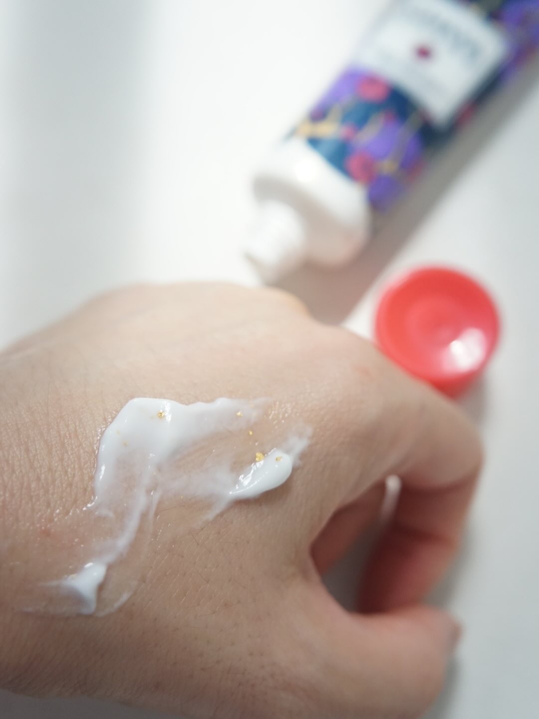 CHAYA cosme ゴールドインハンドクリーム紅い梅の香り/CHAYA cosme/ハンドクリームを使ったクチコミ（3枚目）