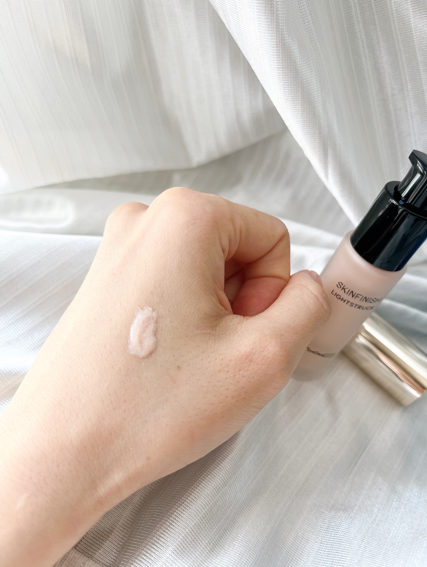 スキンフィニッシュ ライトストラック リキッド ハイライター/M・A・C/リキッドハイライトを使ったクチコミ（2枚目）