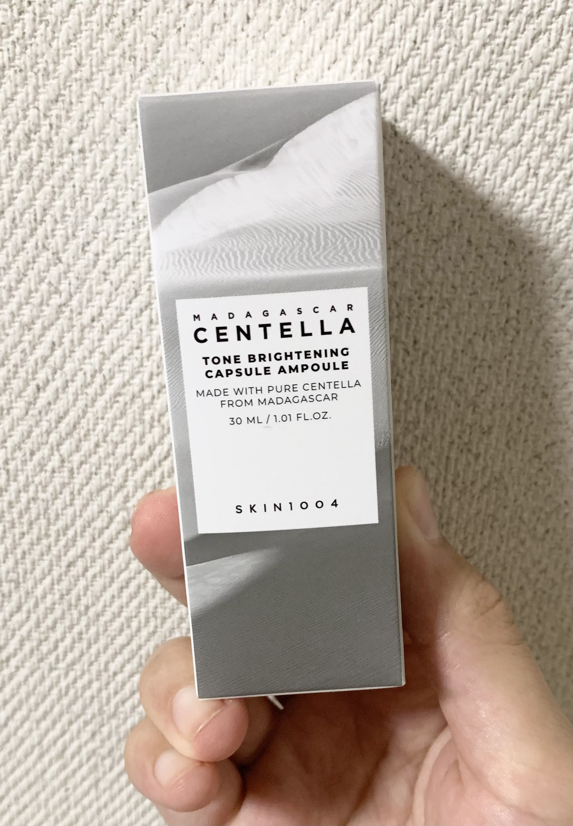 SKIN1004　トーンブライトニング カプセルアンプルです
今回購入したのは30mlサイズになります


ナイアシンアミドやトラネキサム酸が配合されていて、
白いつぶつぶが印象的な美容液✨
この白いつぶつぶは肌に馴染ませるとすぐに無くなる