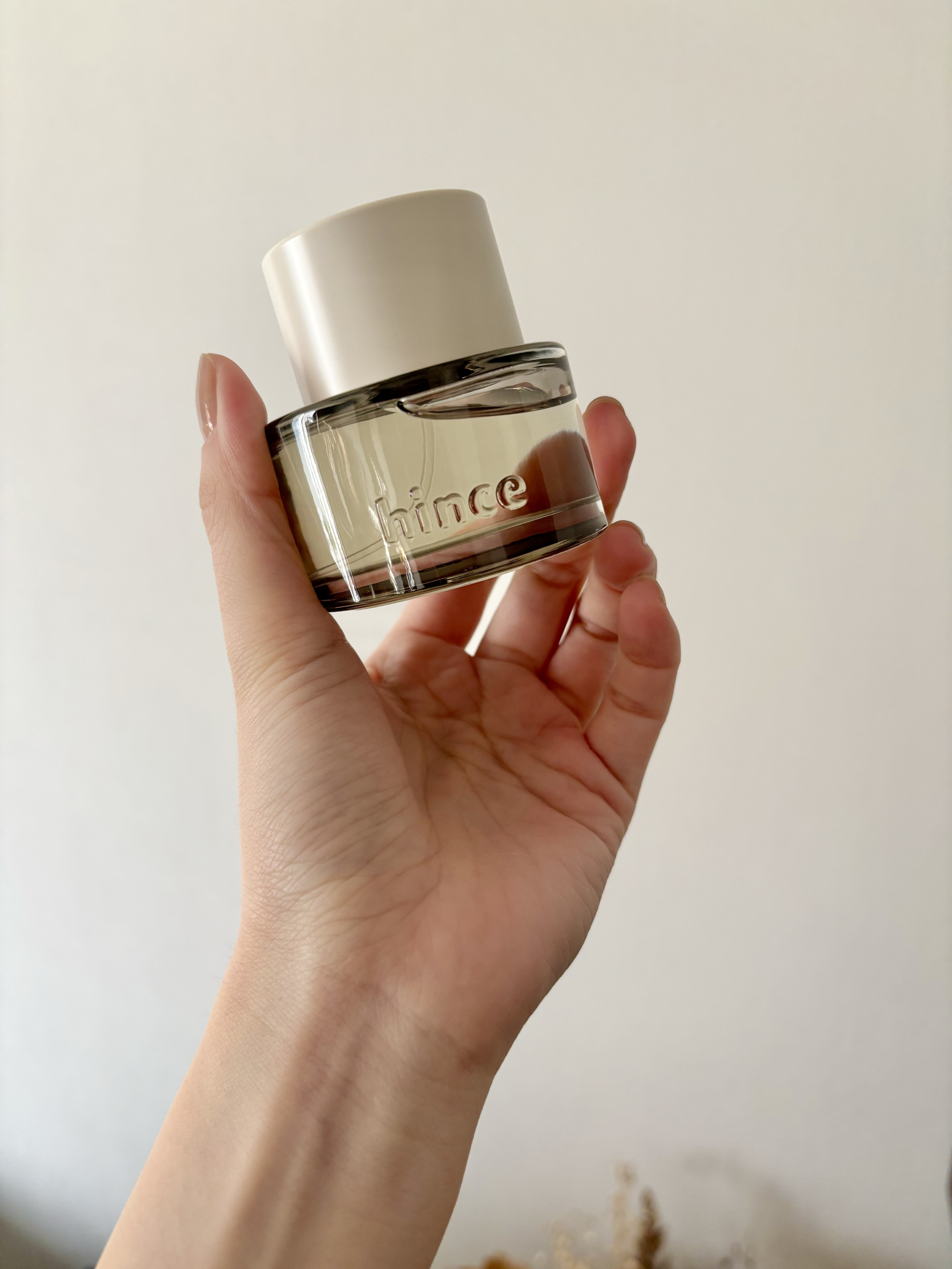 hinceの香水！

hince 
オードゥパルファム
【01 ザ・スカーフ】
内容量:50ml

ZOZOで見かけてからずっと気になっていた、
hinceのフレグランス。
オブジェのようなこの見た目もよいなーと思って
買おうかどうかずっ