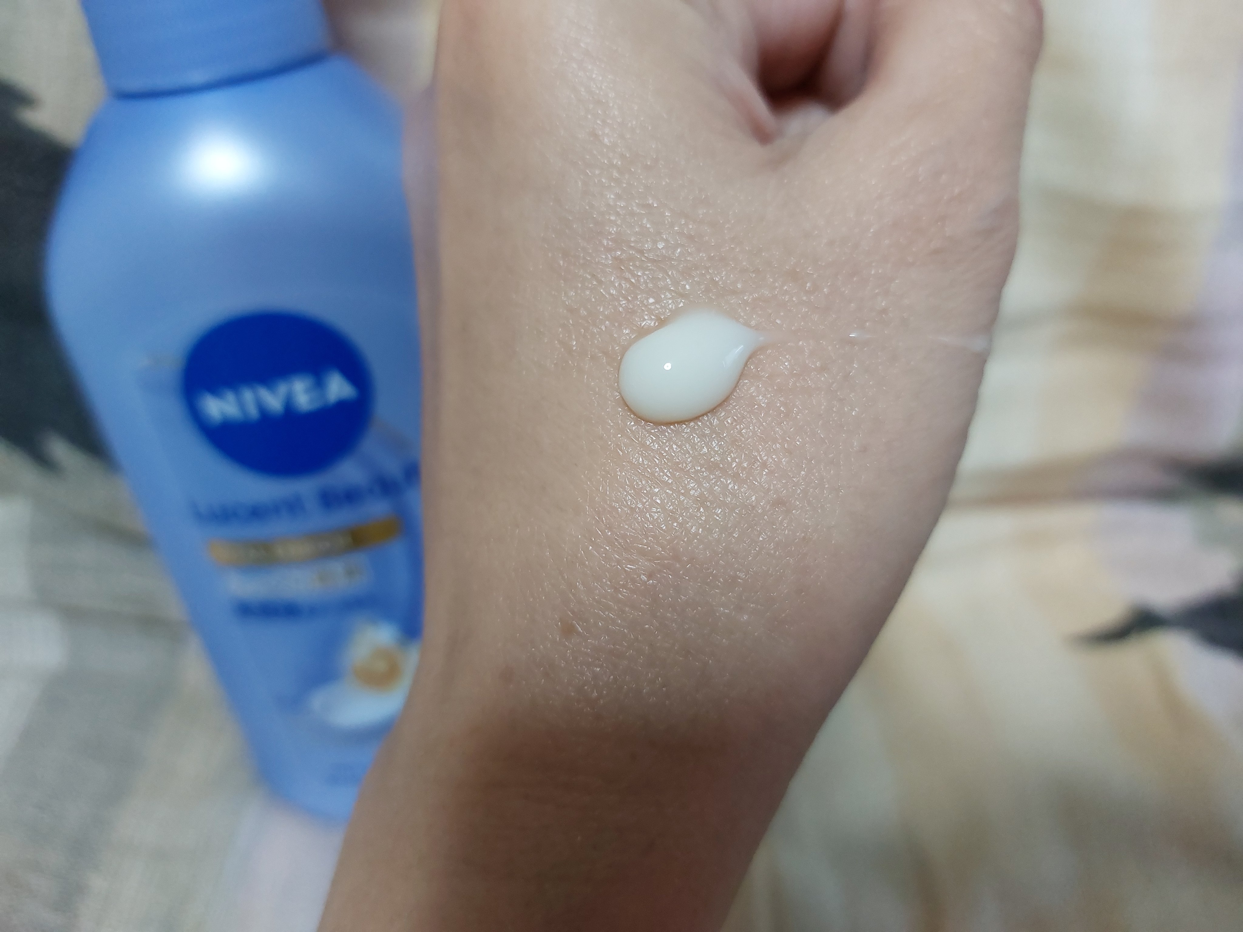 ニベア ルーセントビューティ バイタルエンリッチ ふっくら豊潤美容液ボディミルク カモミール&ローズの香り 330g/ニベア/ボディミルクを使ったクチコミ（2枚目）