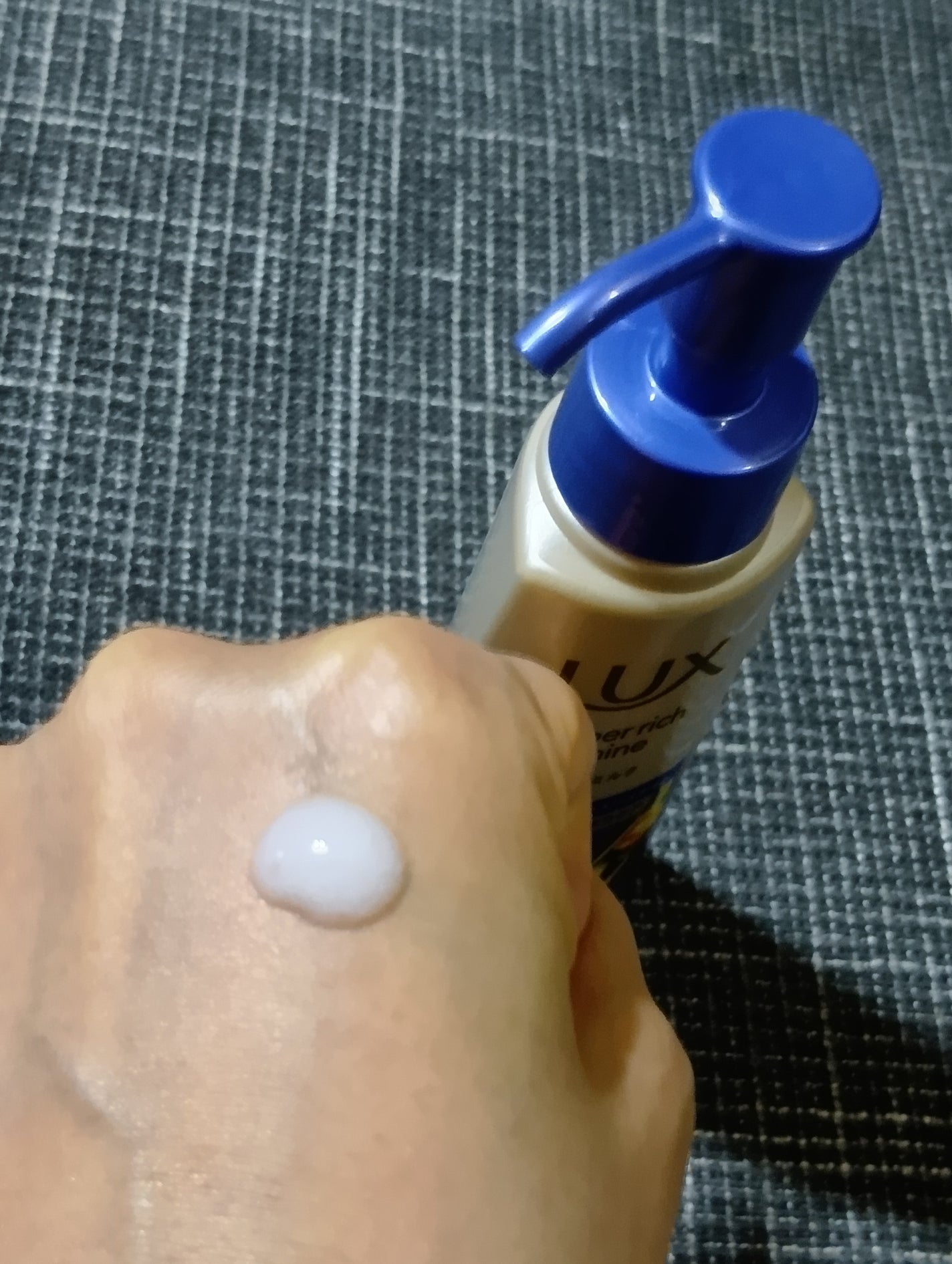 ラックス スーパーリッチシャイン リラックスナイトケア まとまりヘアミルク/LUX/ヘアミルクを使ったクチコミ(4枚目)