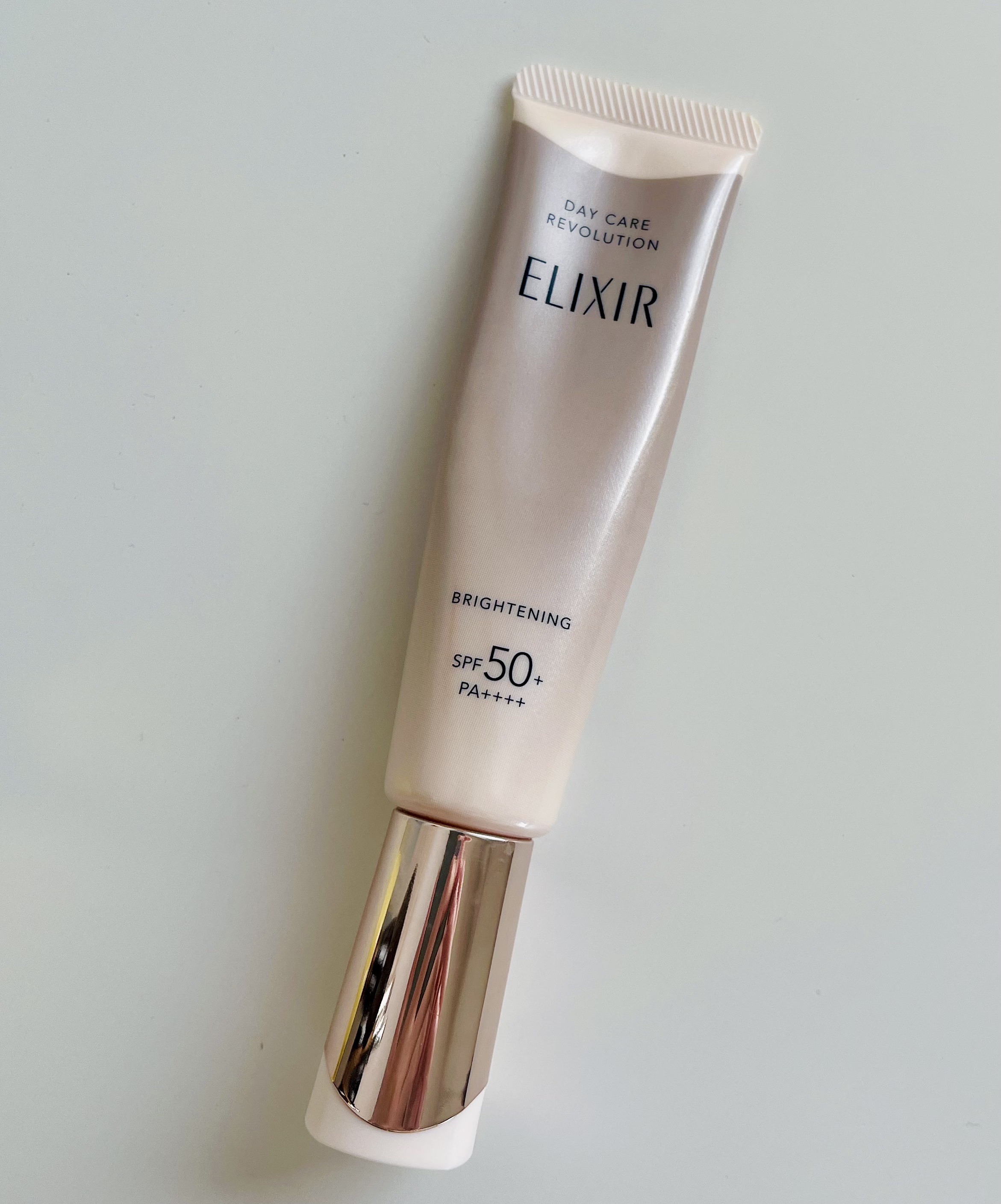 人生日焼け止め
エリクシール
ブライトニング　デーケアレボリューション　ＷＴ＋
リニューアル前から何本も使い切った
とにかく使用感が良すぎて手放せない
乳液みたいだけど乳液よりサラサラに仕上げる
重ねて塗っても瞬時に密着する
スキンケア成分