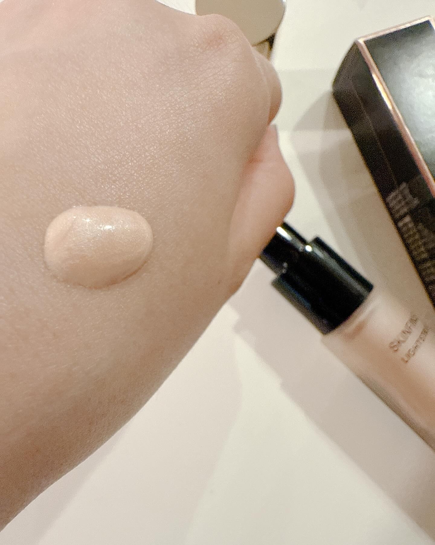 スキンフィニッシュ ライトストラック リキッド ハイライター/M・A・C/リキッドハイライトを使ったクチコミ（2枚目）