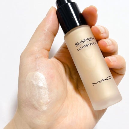 スキンフィニッシュ ライトストラック リキッド ハイライター/M・A・C/リキッドハイライトを使ったクチコミ(2枚目)