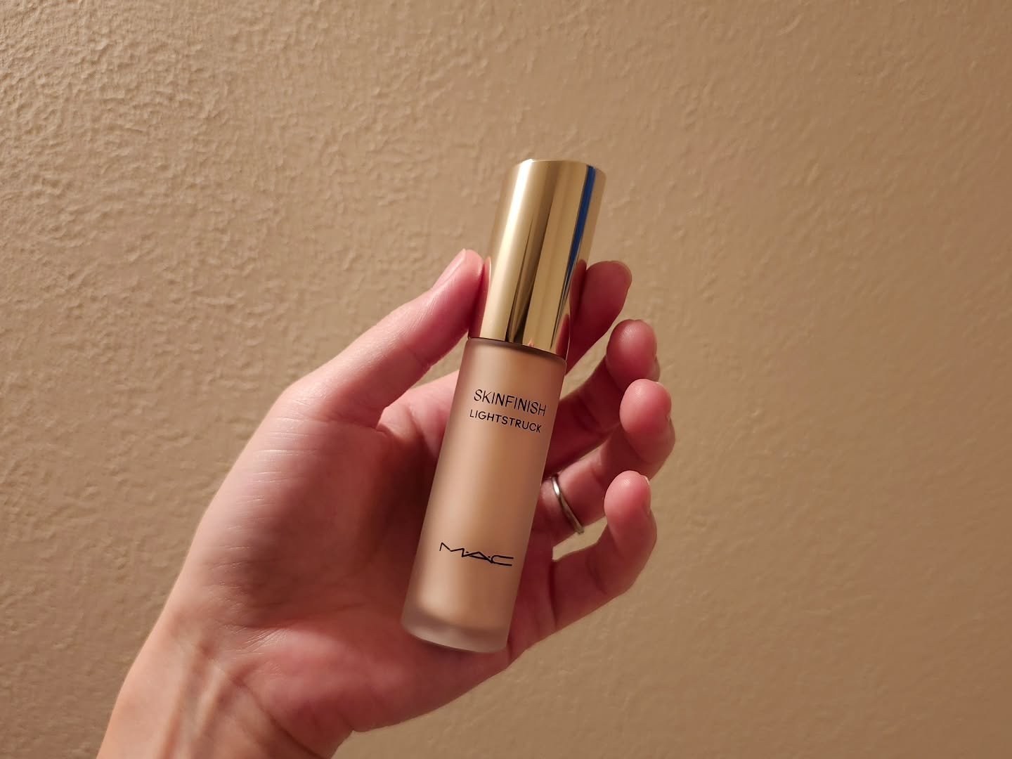 スキンフィニッシュ ライトストラック リキッド ハイライター/M・A・C/リキッドハイライトを使ったクチコミ（1枚目）