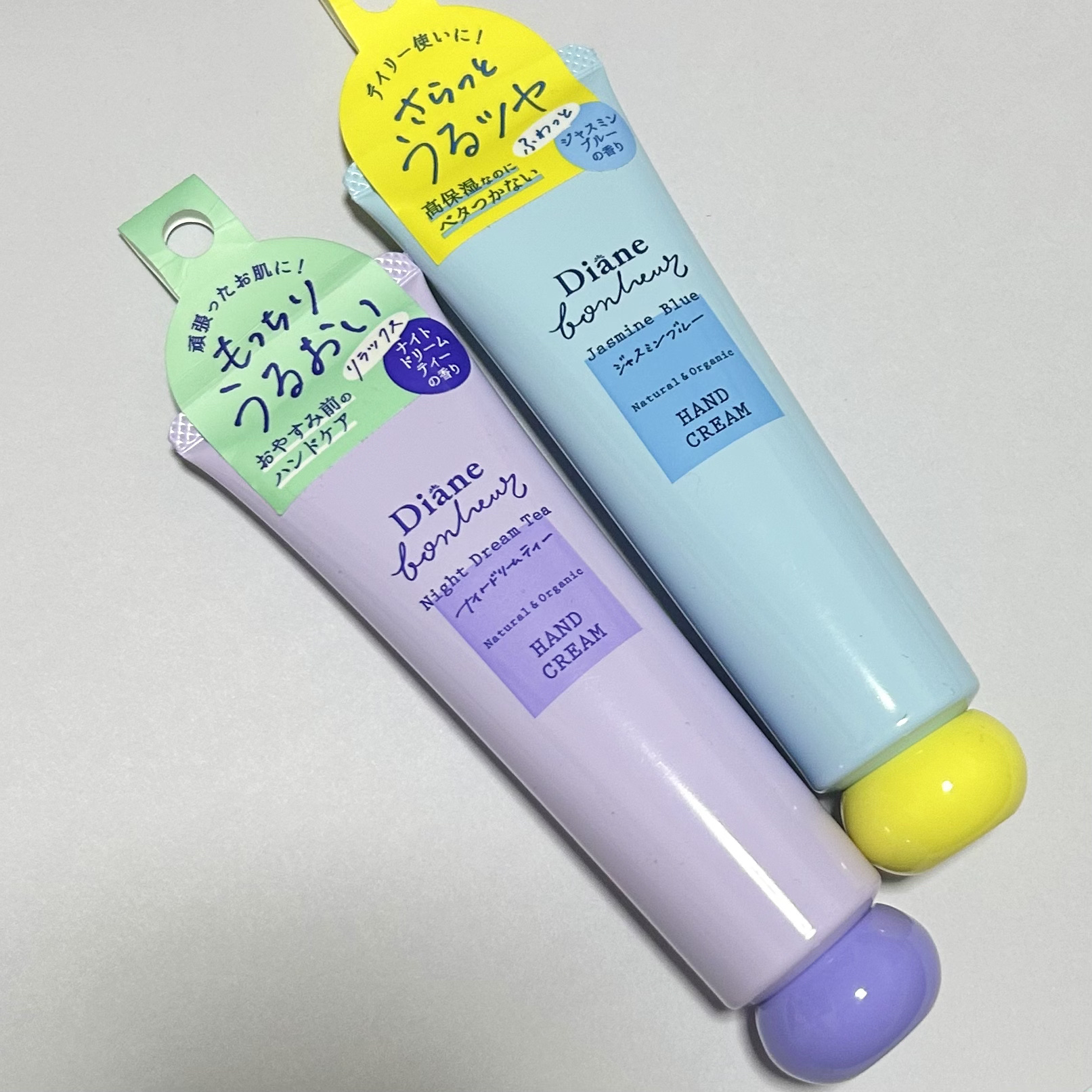 2本の香りを比較☺︎
パッケージと色合いが可愛すぎる♡

💜ダイアンボヌール ナイトケアハンドクリーム ナイトドリームティーの香り

TOP ベルガモット、ラベンダー
MIDDLE バイオレット、ジンジャー
LAST アンバー、ムスク

