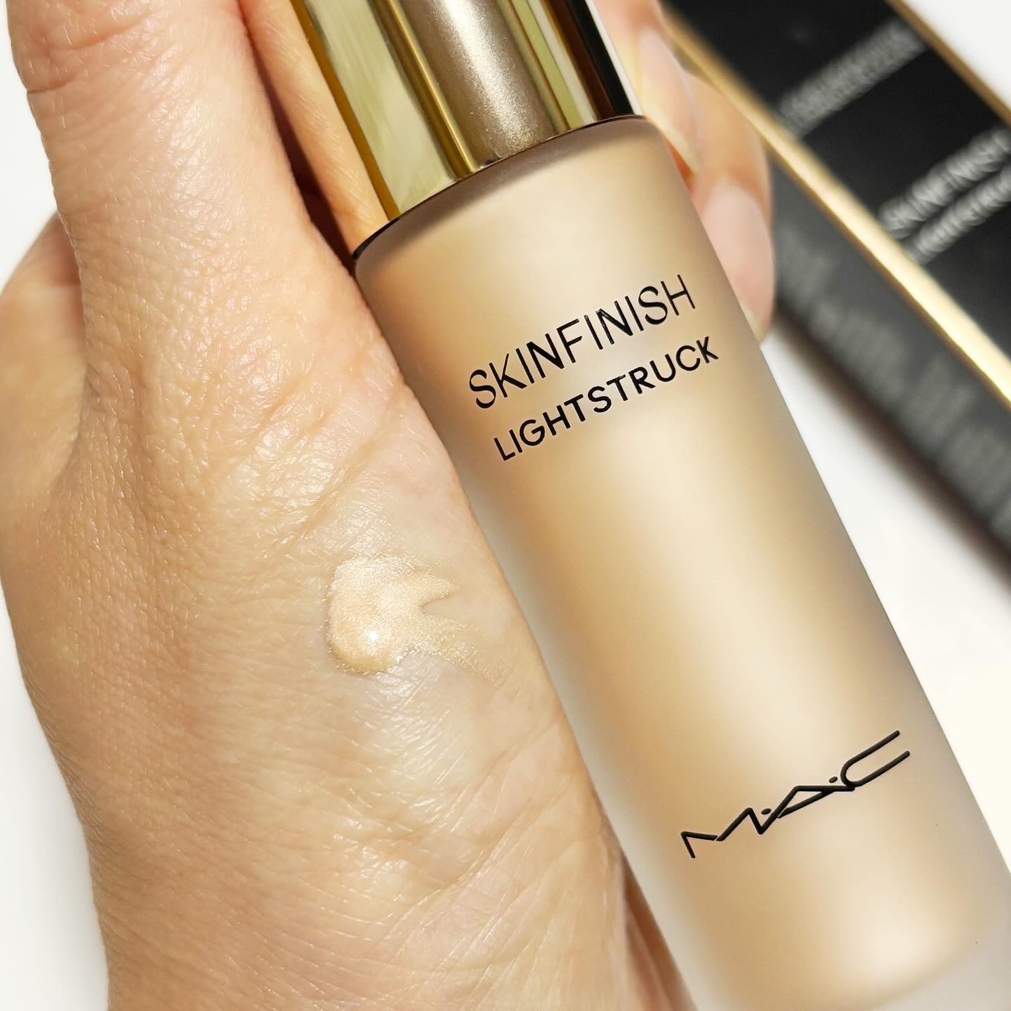 スキンフィニッシュ ライトストラック リキッド ハイライター/M・A・C/リキッドハイライトを使ったクチコミ（2枚目）