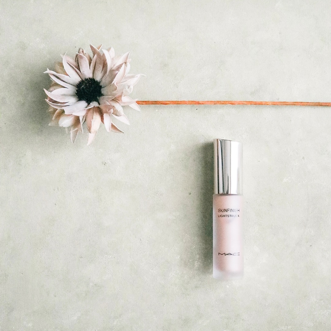 スキンフィニッシュ ライトストラック リキッド ハイライター/M・A・C/リキッドハイライトを使ったクチコミ（2枚目）