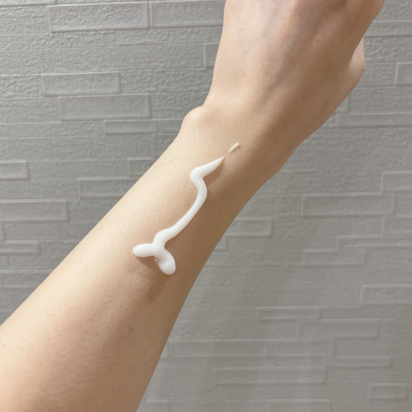 ニベア ルーセントビューティ ディープモイスチャー 浸透保湿美容液ボディミルク リッチローズの香り/ニベア/ボディミルクを使ったクチコミ（2枚目）