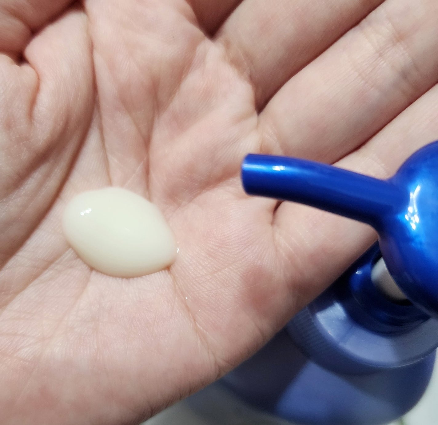 ニベア ルーセントビューティ バイタルエンリッチ ふっくら豊潤美容液ボディミルク カモミール&ローズの香り/ニベア/ボディミルクを使ったクチコミ(2枚目)