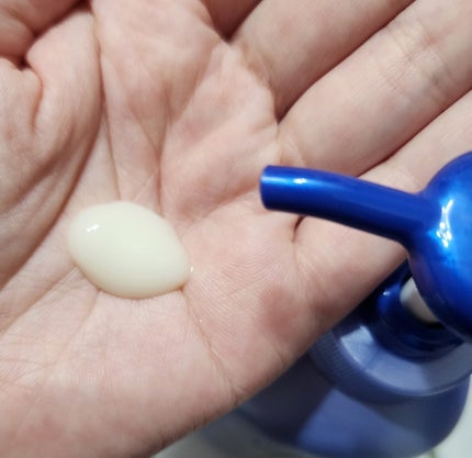 ニベア ルーセントビューティ バイタルエンリッチ ふっくら豊潤美容液ボディミルク カモミール&ローズの香り/ニベア/ボディミルクを使ったクチコミ(2枚目)