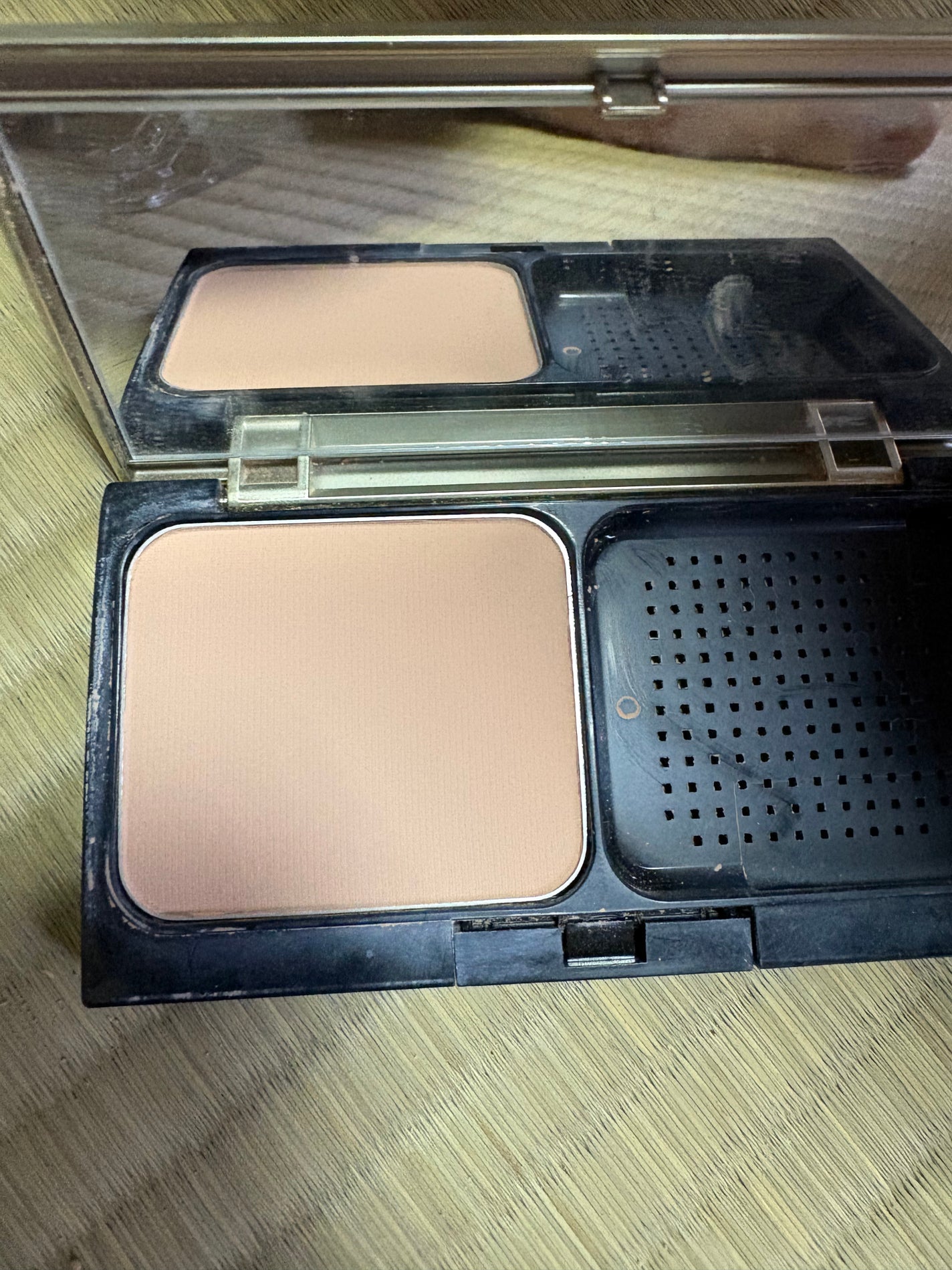 イレージュミネラルパウダーファンデーション/ソーマ化粧品/パウダーファンデーションを使ったクチコミ(3枚目)