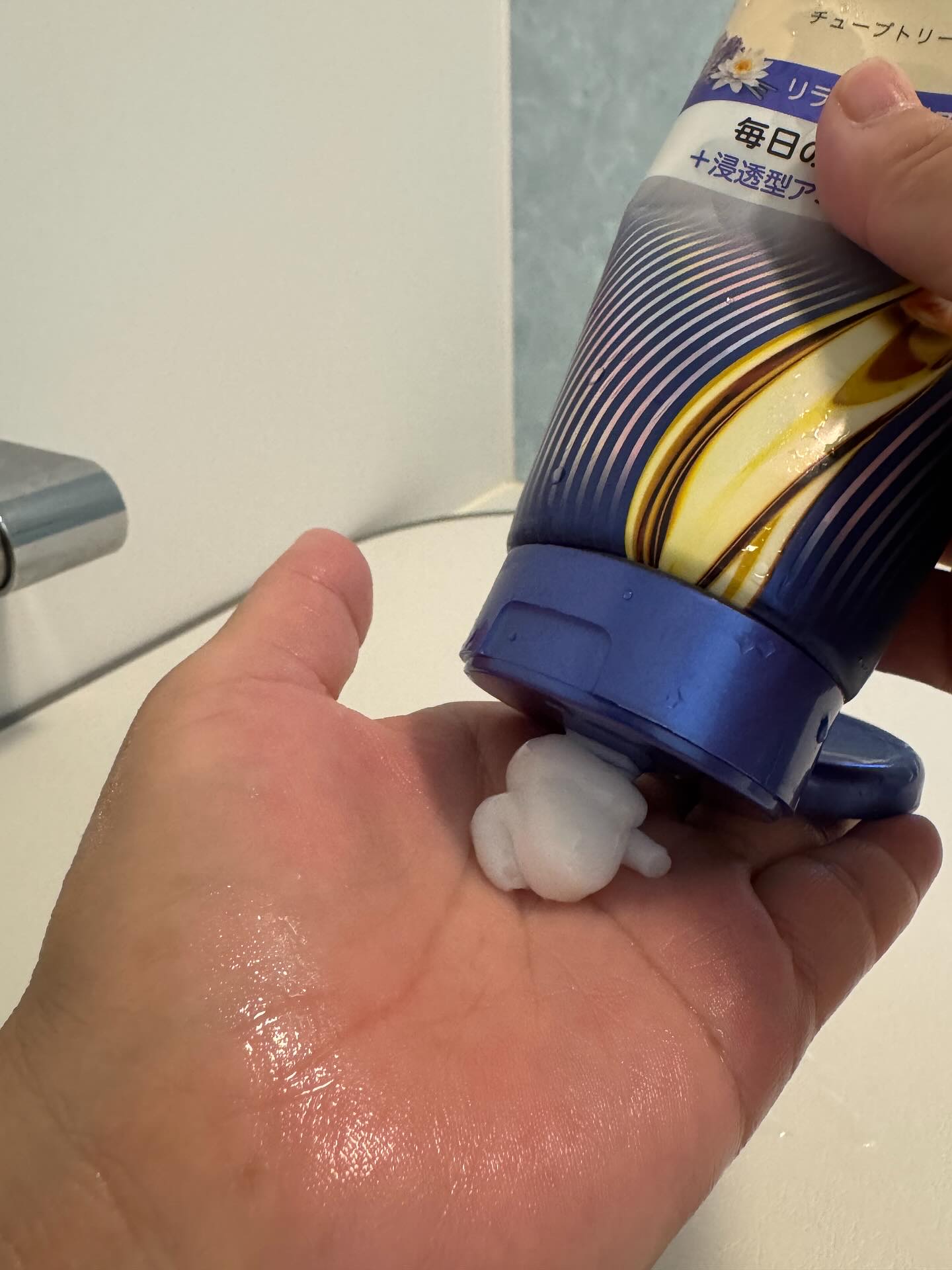 ラックス　スーパーリッチシャイン  リラックスナイトケア　まとまりチューブトリートメント/LUX/洗い流すヘアトリートメントを使ったクチコミ（3枚目）