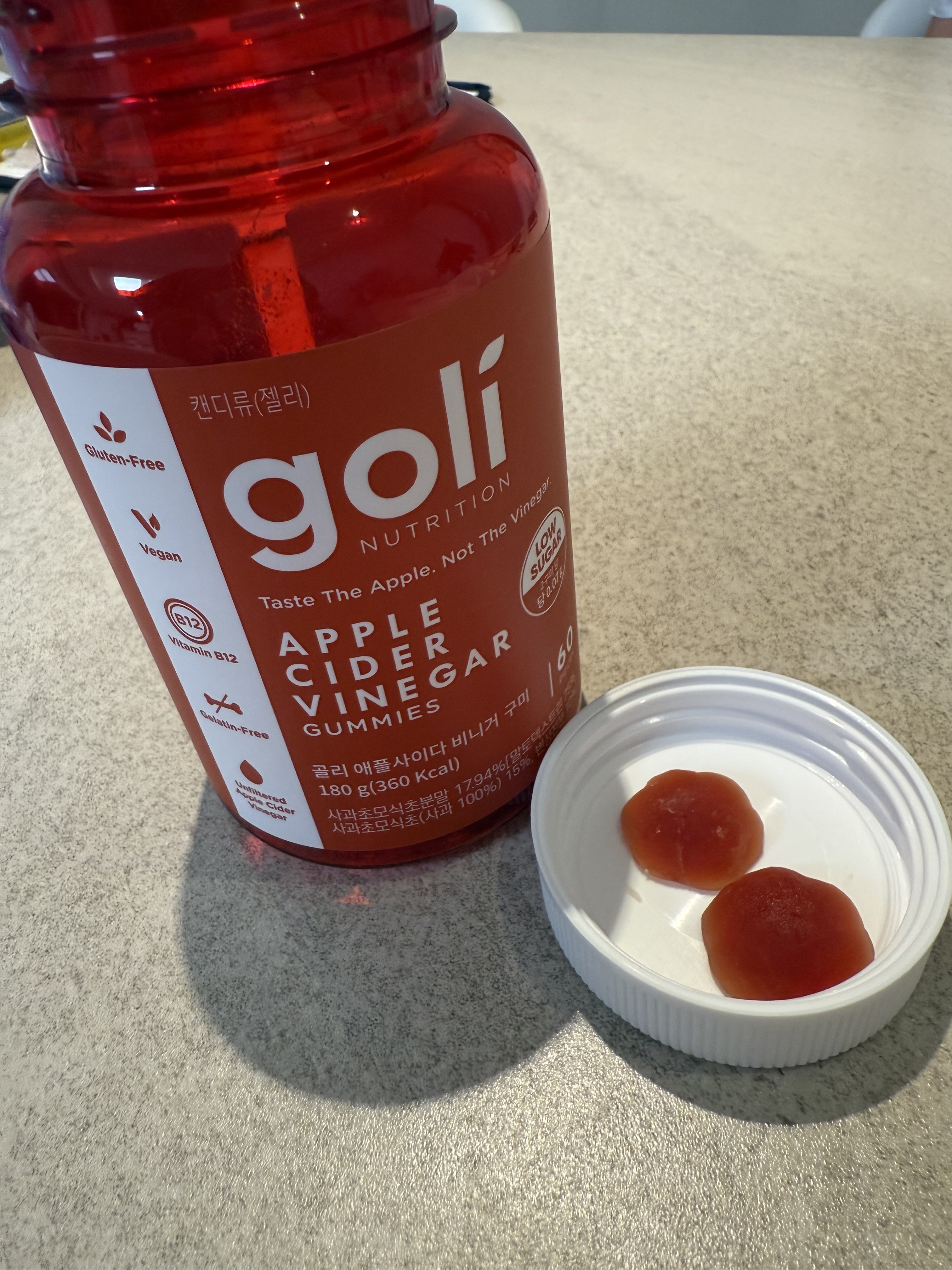 美味しく食べながら血糖ケア！

普段から血糖値ケアのためにアップルサイダービネガーを飲んでいるのですが、正直持ち歩きが不便だったり、酸味が強くて続けにくいのが悩みでした。
この「Goli アップルサイダービネガーグミ」は、そんな悩みを解決し