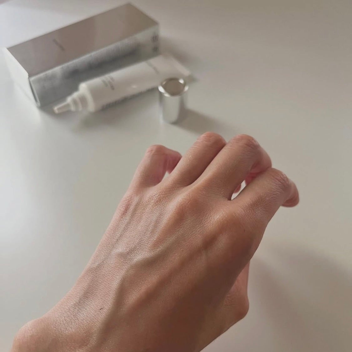 エリー on LIPS 「4役を1本でこなすハイスペックUVセラムmamu薬用リンクルセ..」(4枚目)