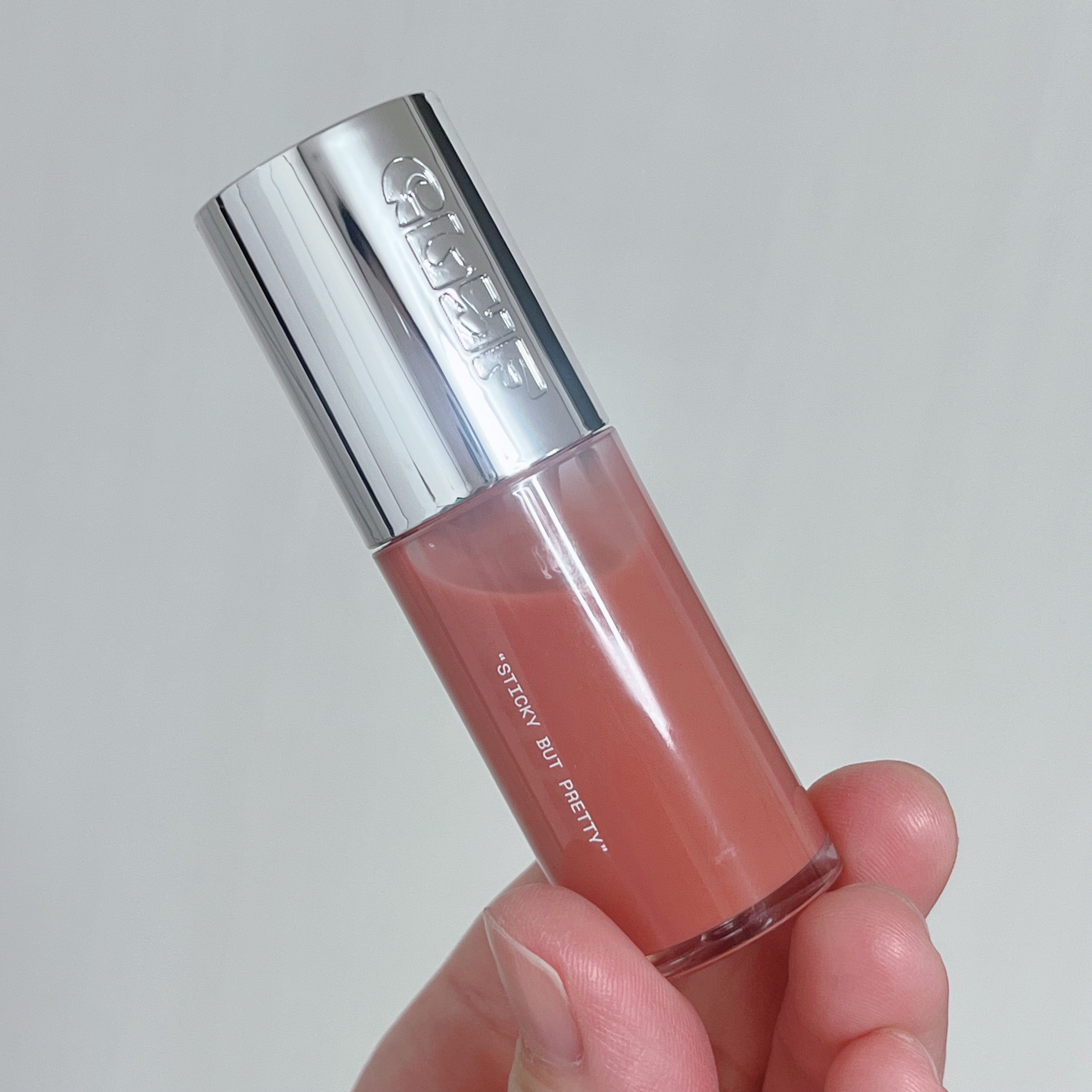 GLYF
GLUE GLOSS
PEACHY OOZE

Qoo10が突然半額クーポンくれた時に買ったソミのグロス届いた！
ねちっとしてスーッとしてツヤツヤ。
かなり好みのテクスチャーです😍
CHEWY BUBBLEも買ったので使うのが楽