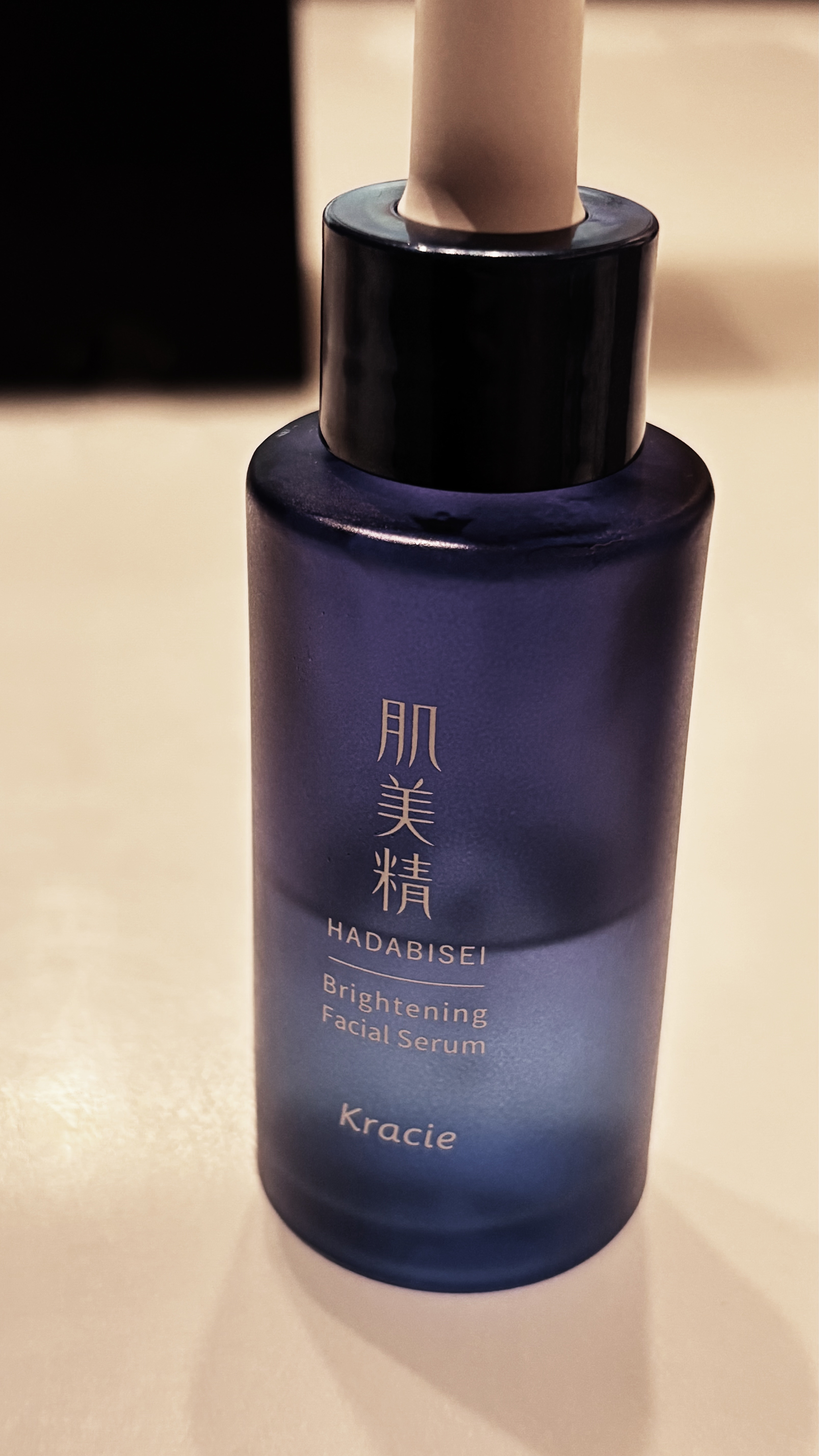 色々とSNSで話題になっていた美容液、
気になって購入してみました！

さらっとしたテクスチャで、夏でも
ベタつきが気にならないのが良かったです！

正直効果はまだ、、、
一本使い切った時に何かいい方に
変化してるといいですが。

手に出し