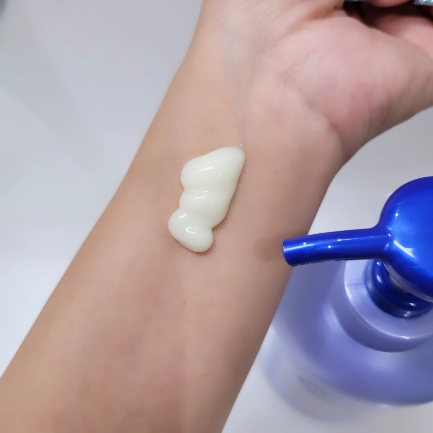 ニベア ルーセントビューティ バイタルエンリッチ ふっくら豊潤美容液ボディミルク カモミール&ローズの香り/ニベア/ボディミルクを使ったクチコミ（3枚目）