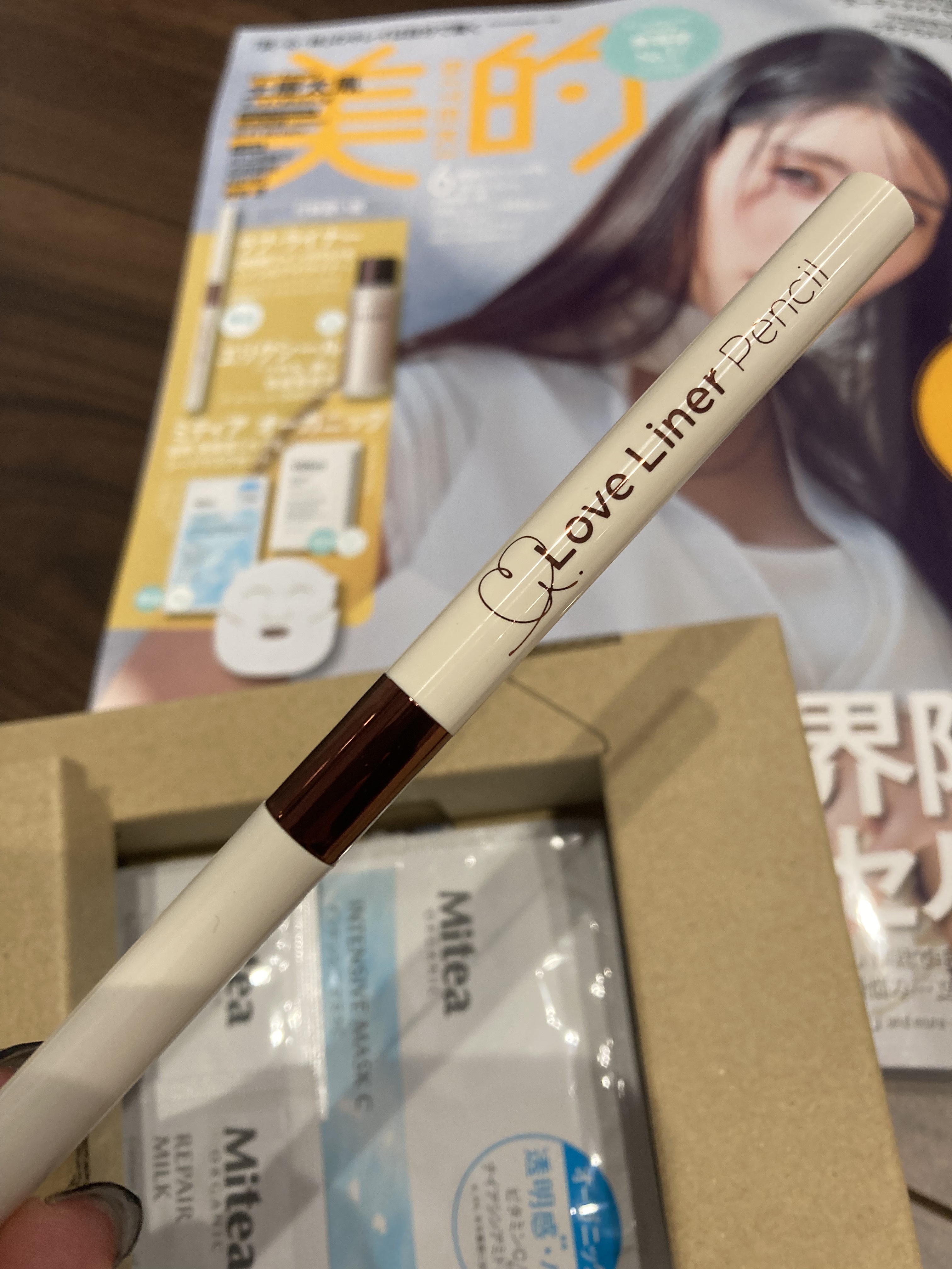 付録😊

結構前の雑誌に付録としてついていて
アイライナーがなくなったので
つかってみました🫶

先がリキッドよりも太いので
書きにくそうと思いましたが
そんなこと気にならないくらい綺麗に描けました😊

描きやすさ抜群
1.1㎜×2.