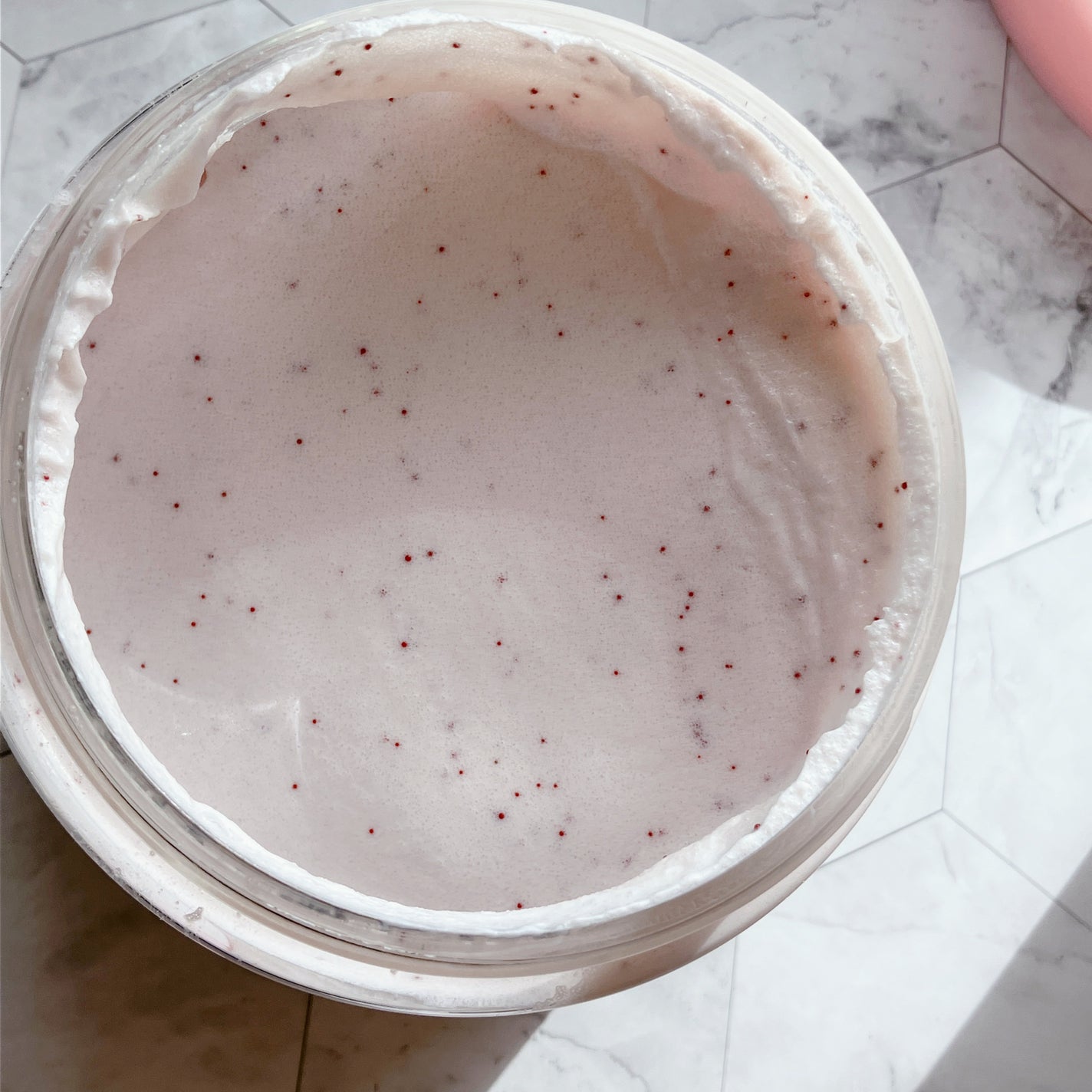 ダヴ ふわとろクリーミースクラブ ザクロ&シアバター/ダヴ/ボディスクラブを使ったクチコミ(2枚目)