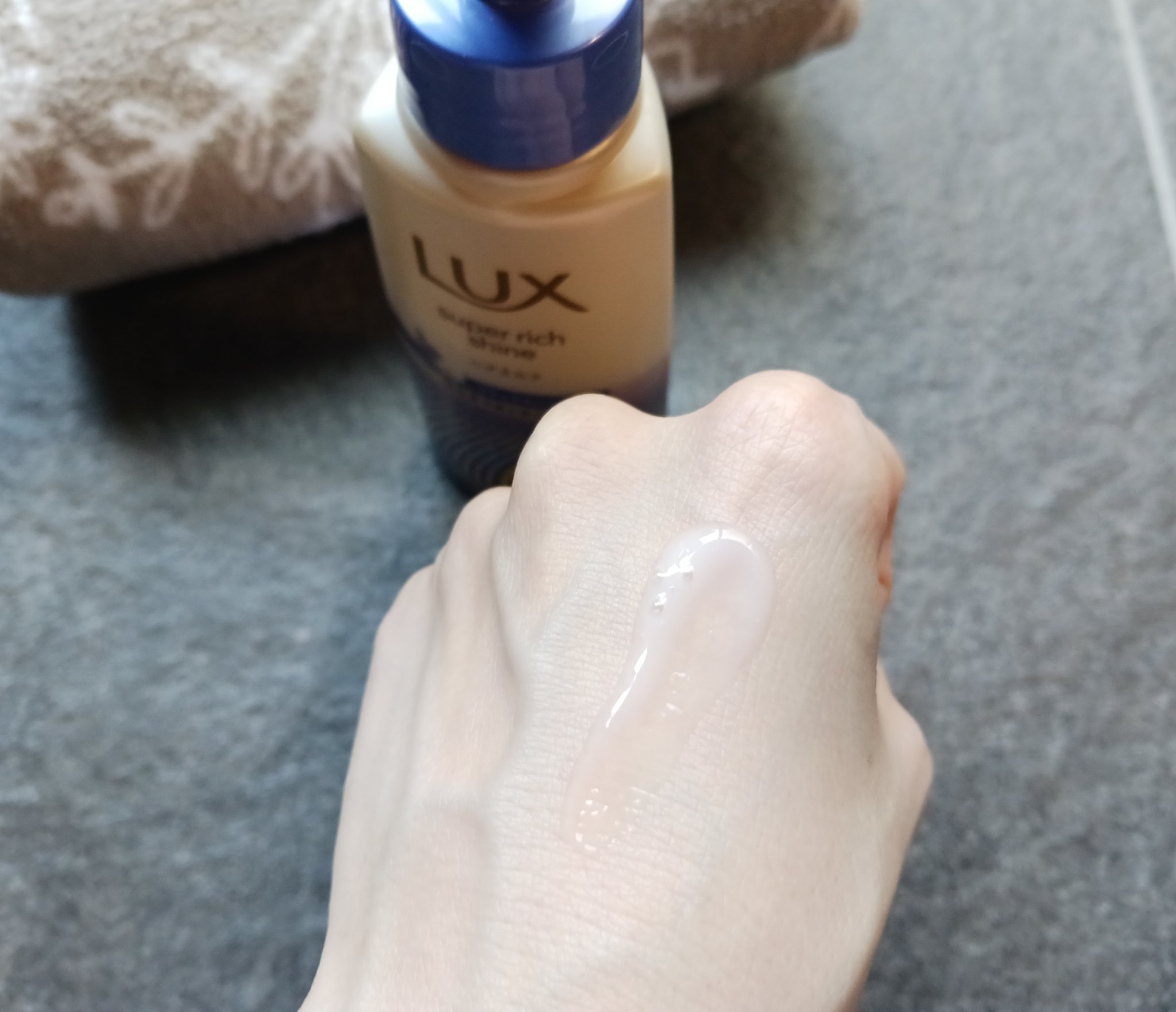 ラックス　スーパーリッチシャイン リラックスナイトケア　まとまりヘアミルク/LUX/ヘアミルクを使ったクチコミ（3枚目）