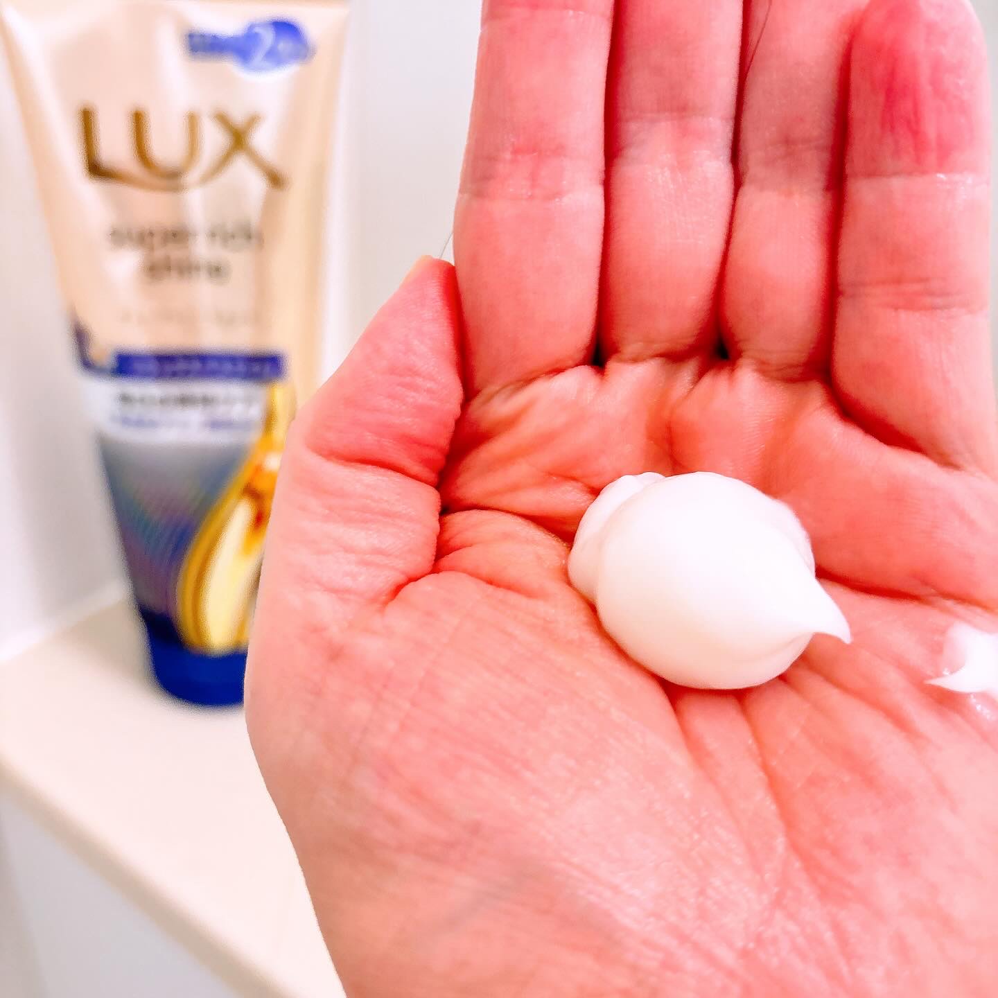 ラックス　スーパーリッチシャイン  リラックスナイトケア　まとまりチューブトリートメント/LUX/洗い流すヘアトリートメントを使ったクチコミ（3枚目）