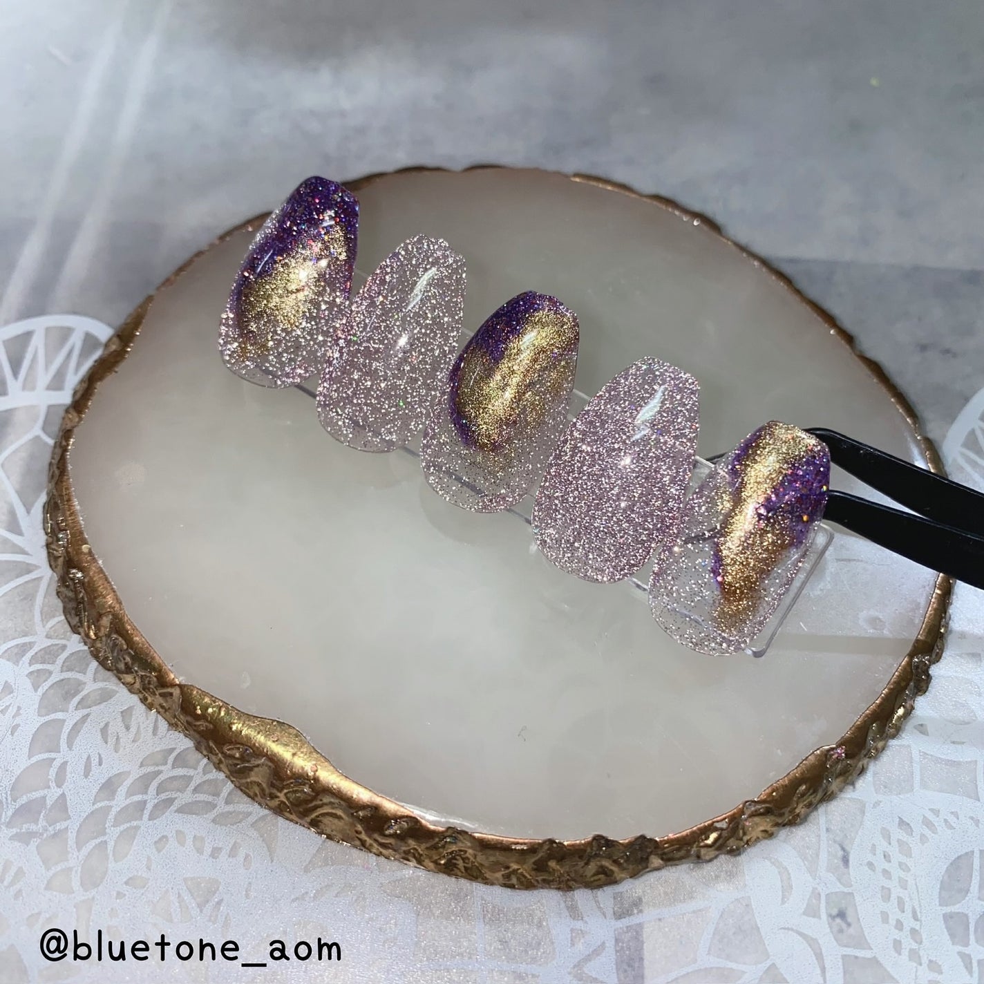 ⋆͛🦖⋆͛aomi on LIPS 「パープル×ゴールドこの色の組み合わせ好き!ニュアンスネイルした..」(6枚目)