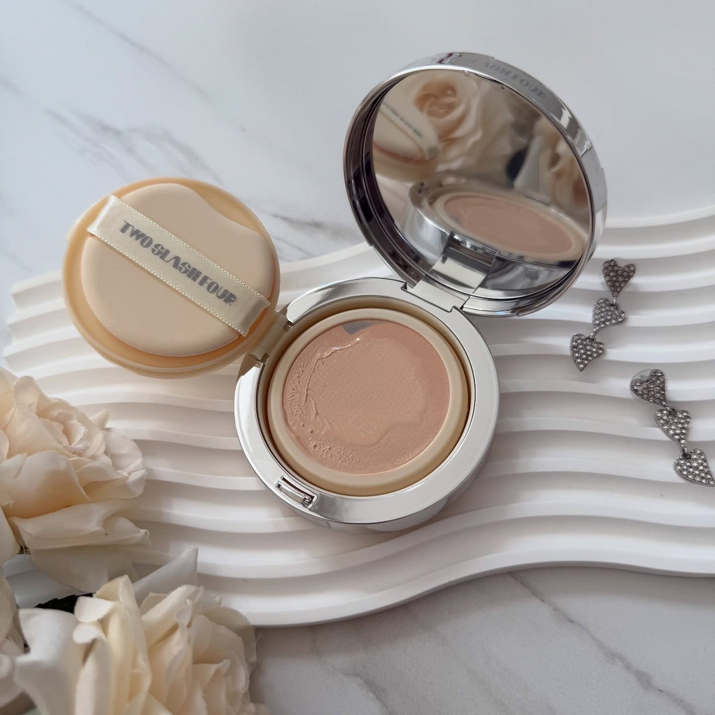 エンジェリックサテンクッション/TWO SLASH FOUR/クッションファンデーションを使ったクチコミ(3枚目)