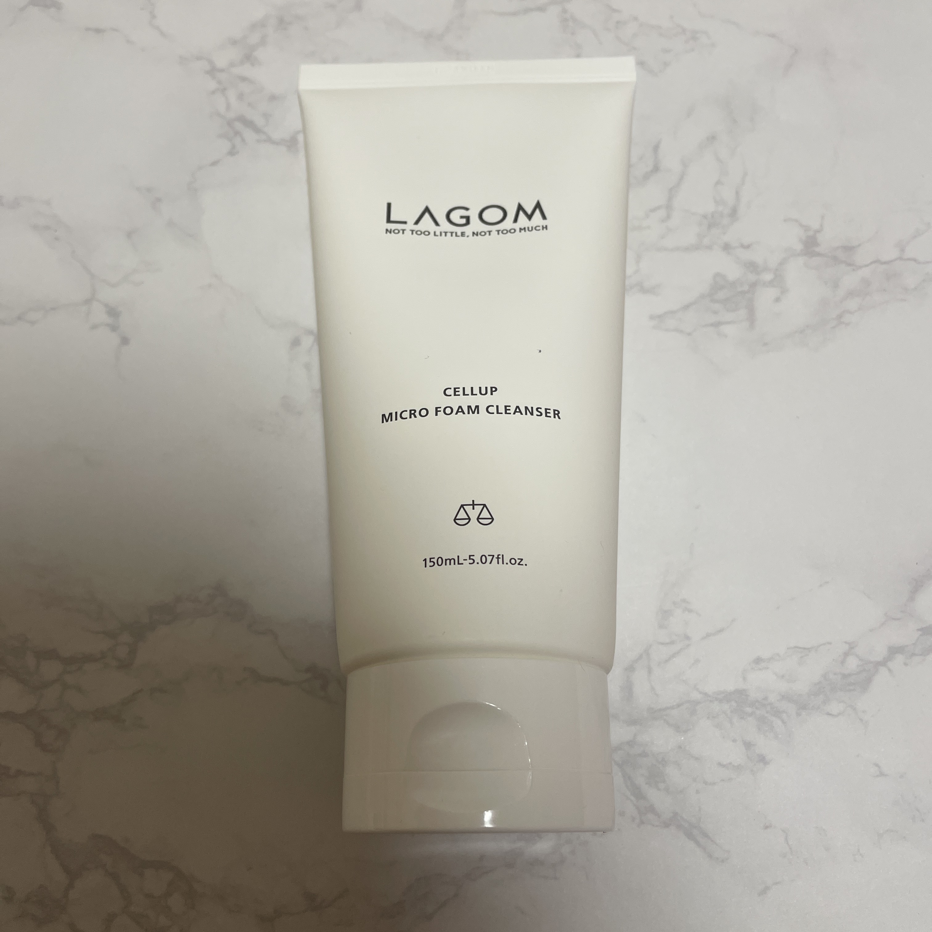 LAGOMのマイクロフォーム クレンザーです

 LIPSさんから頂きました！
ありがとうございました😊🙏

使ってみても感想お届けします🦧👍

生クリームみたいなモチモチ泡洗顔って感じ☺️
面倒な洗顔が少し楽しくなるような😆💦