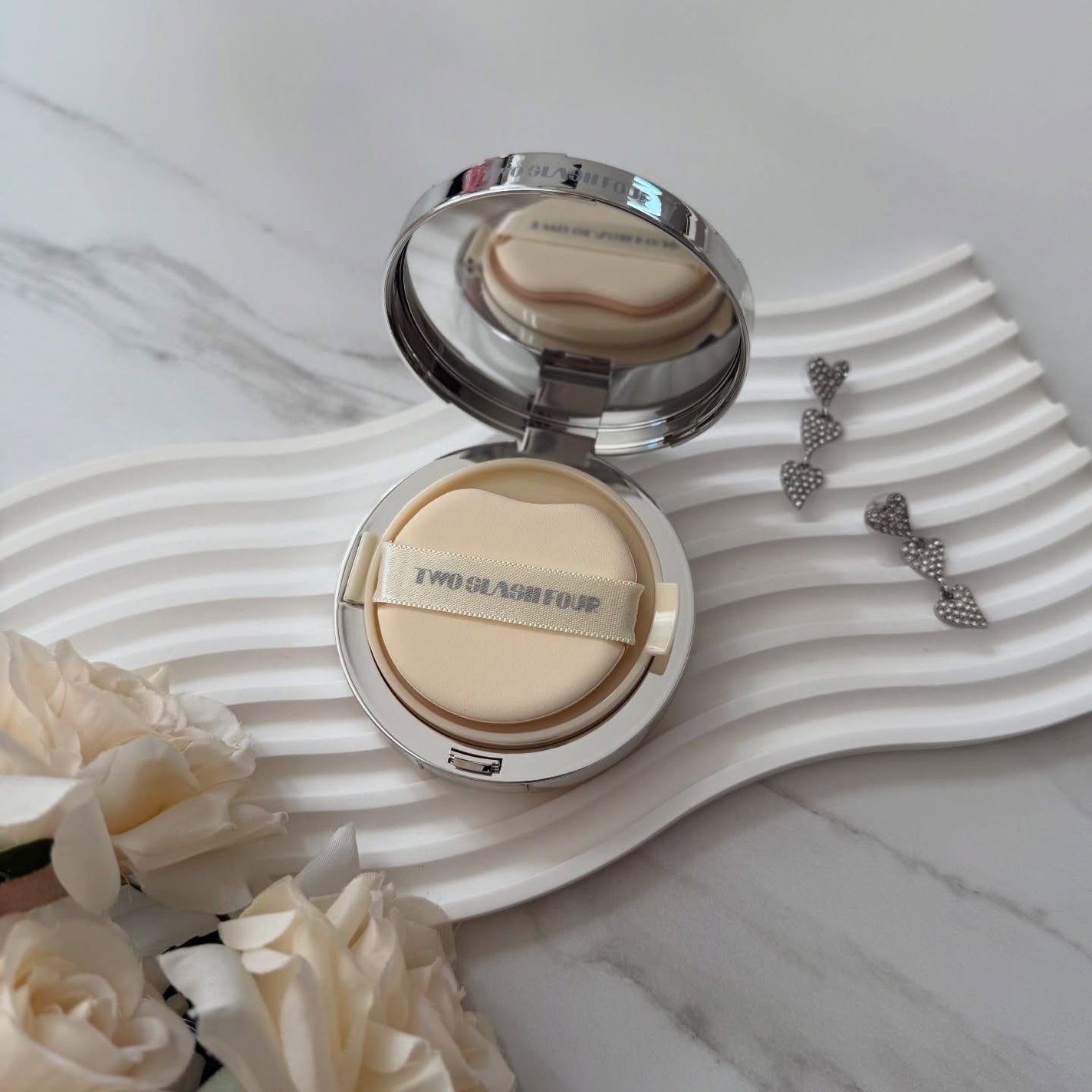 エンジェリックサテンクッション/TWO SLASH FOUR/クッションファンデーションを使ったクチコミ(2枚目)