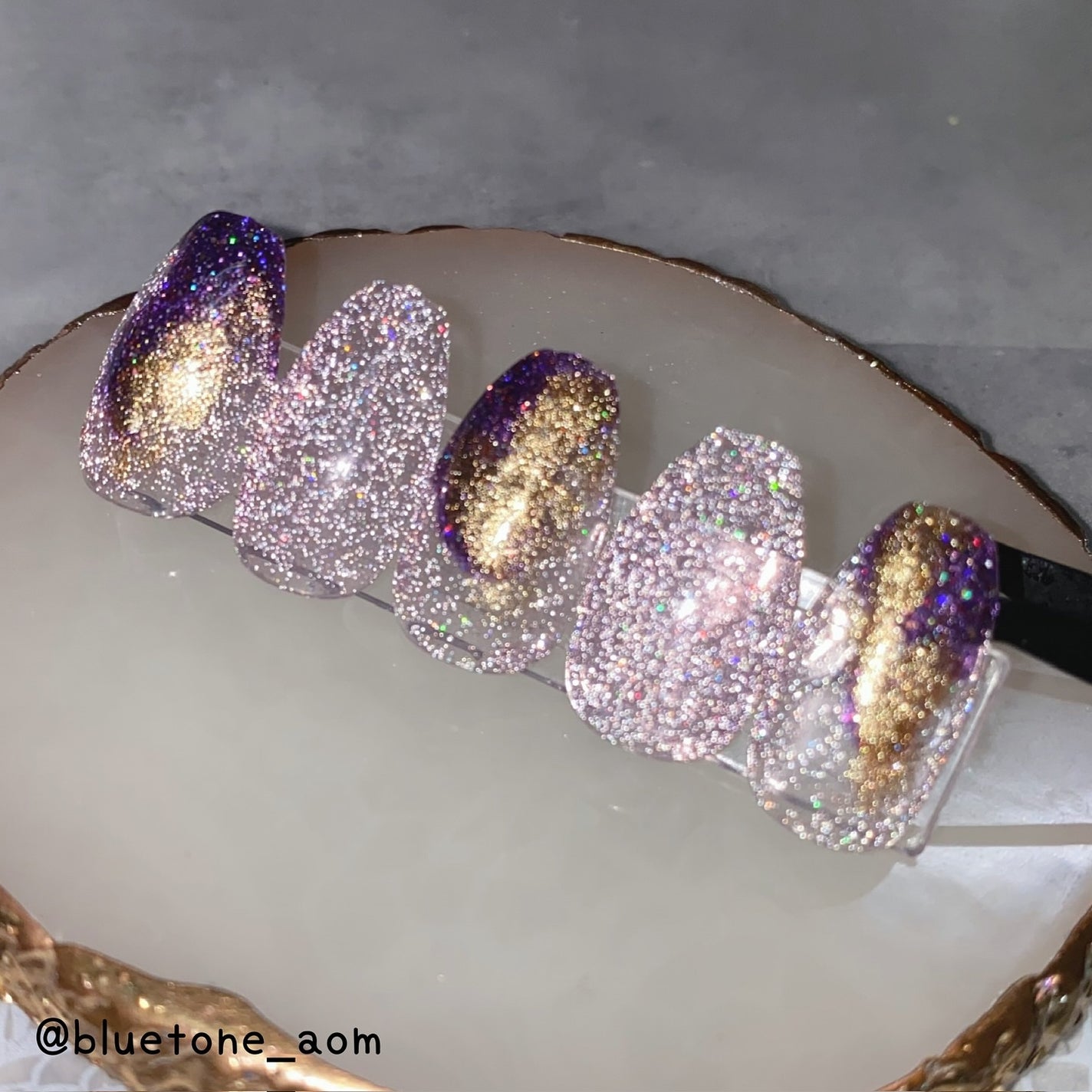 ⋆͛🦖⋆͛aomi on LIPS 「パープル×ゴールドこの色の組み合わせ好き!ニュアンスネイルした..」(4枚目)