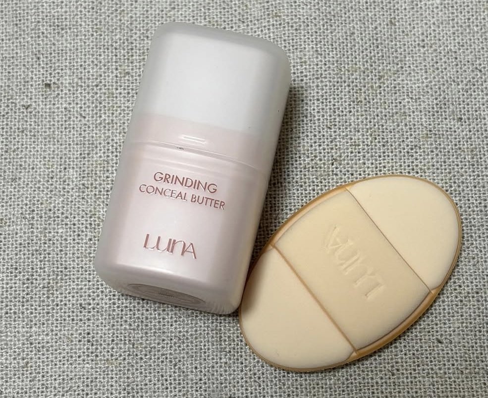 LUNA
グラインディングコンシールバター


✼••┈┈••✼••┈┈••✼••┈┈••✼••┈┈••✼


バームの欠点を克服！繰り出すバターコンシーラー！

衛生的でお気に入り！