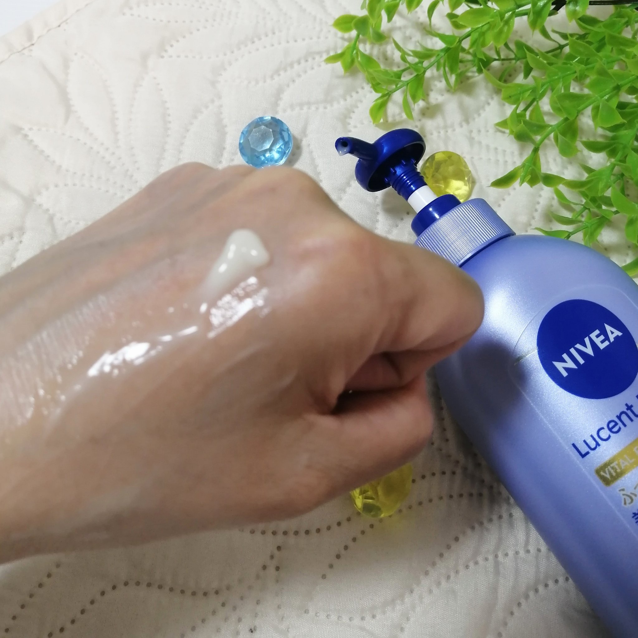 ニベア ルーセントビューティ バイタルエンリッチ ふっくら豊潤美容液ボディミルク カモミール&ローズの香り/ニベア/ボディミルクを使ったクチコミ（2枚目）