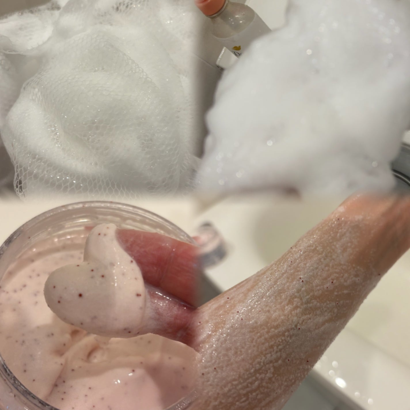 ダヴ ふわとろ クリーミースクラブ ザクロ&シアバター/ダヴ/ボディスクラブを使ったクチコミ(3枚目)